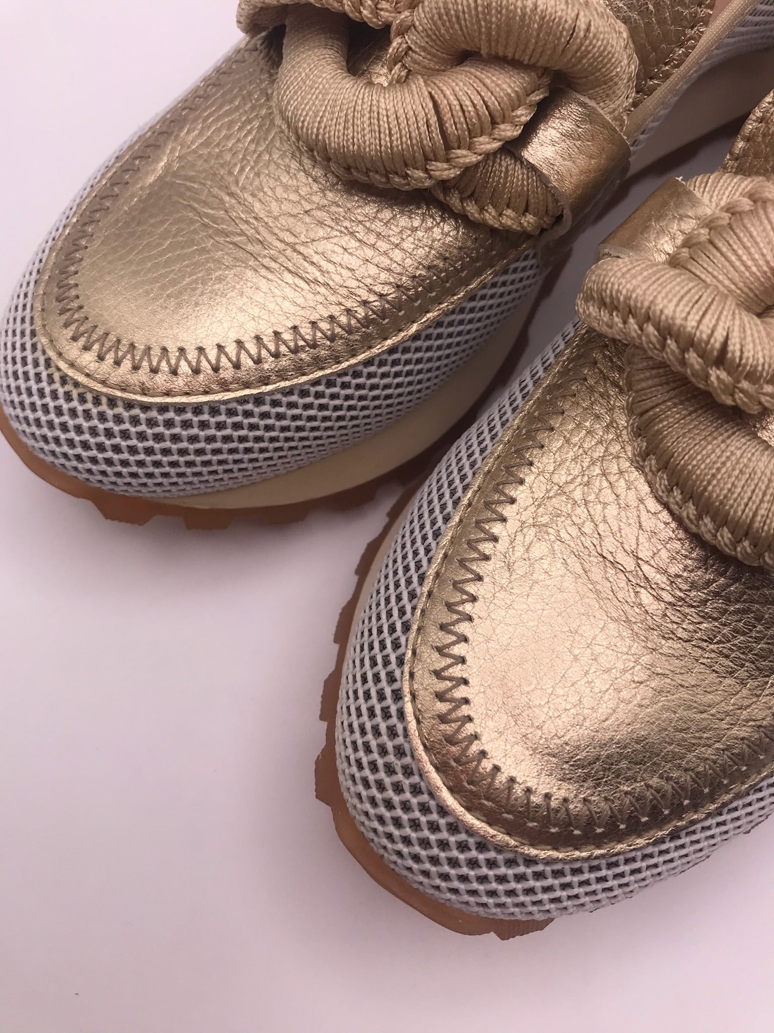 MOCASSIM PLATAFORMA HISPANITAS DOURADO COURO TECIDO APLICAÇÃO BEGE CIRCULAR CORDAS