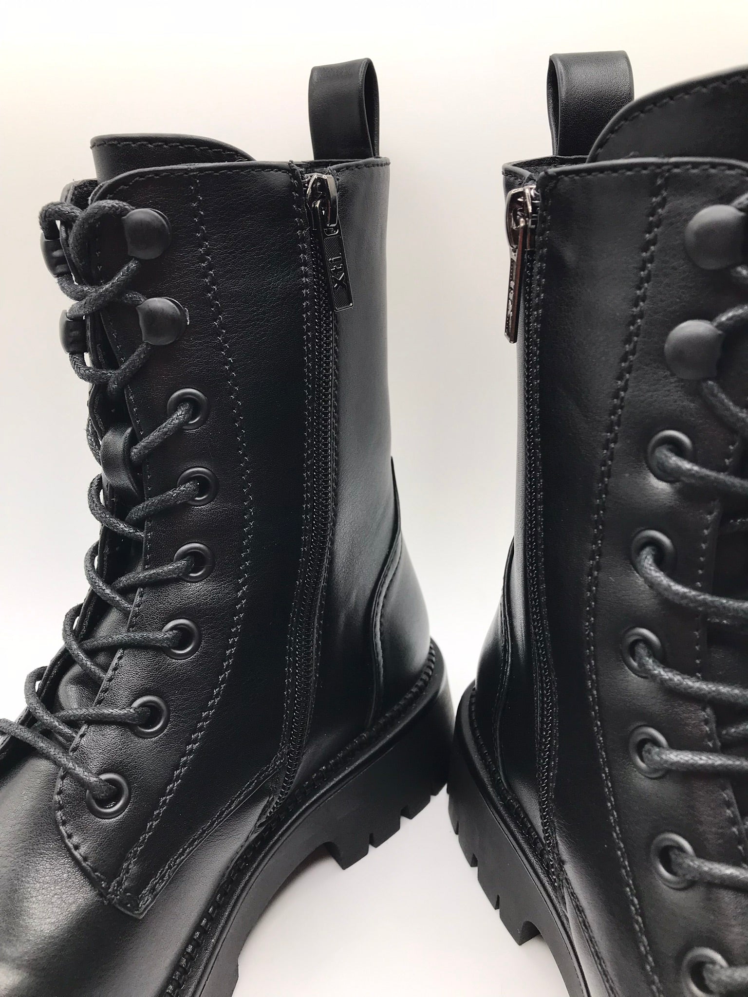 BOTA COTURNO XTI PRETO ECO PELE ATACADOR ZIPER PUXADOR TRASEIRO
