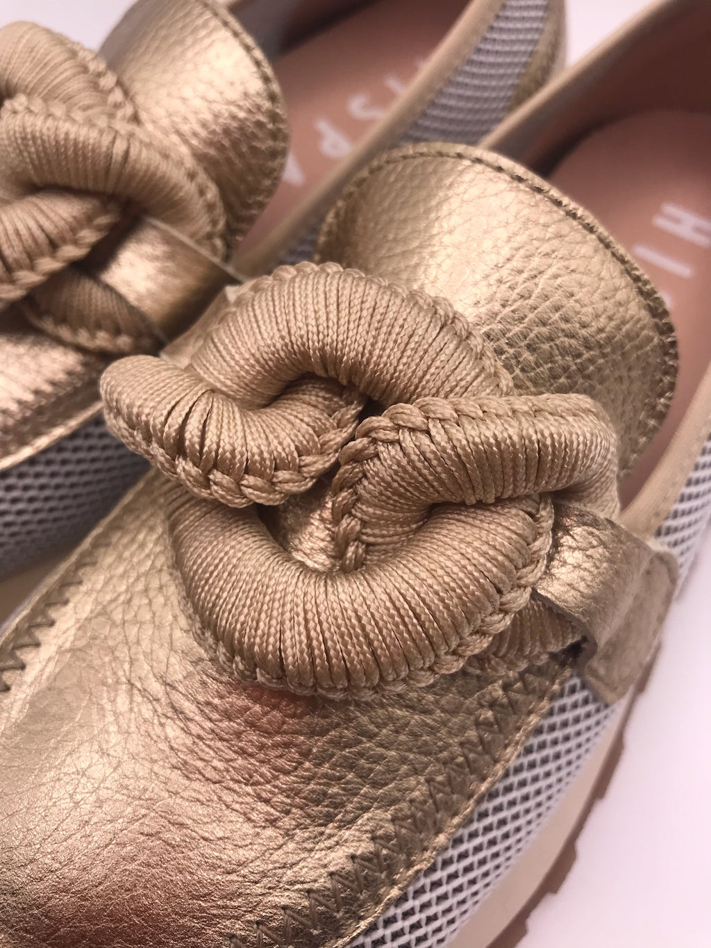 Mocassins Hispanitas Mulher Dourado; Sapatos Mocasins Desportivos em Pele com Malha Respirável e Detalhe de Corrente Intercalada Confortáveis