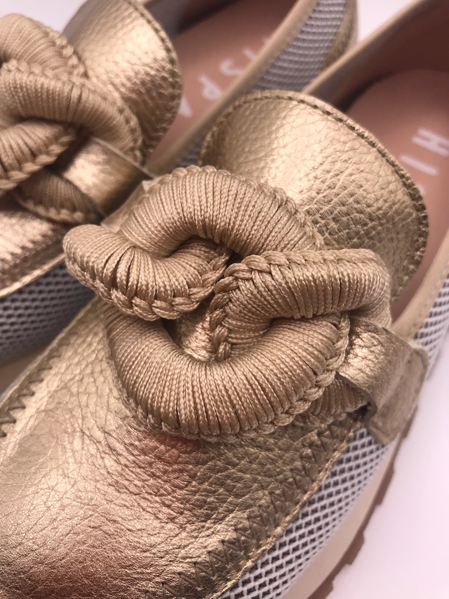 MOCASSIM PLATAFORMA HISPANITAS DOURADO COURO TECIDO APLICAÇÃO BEGE CIRCULAR CORDAS