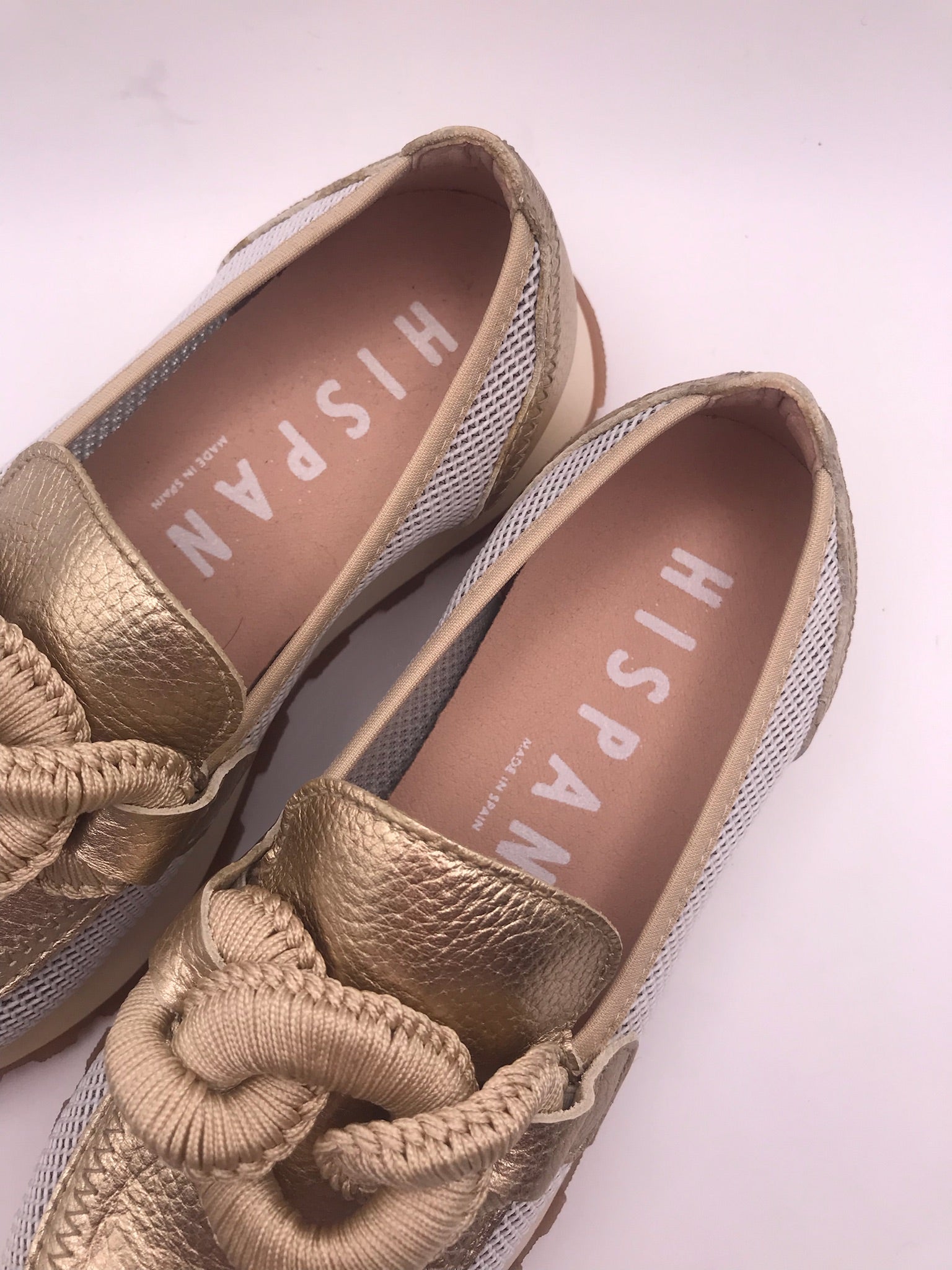MOCASSIM PLATAFORMA HISPANITAS DOURADO COURO TECIDO APLICAÇÃO BEGE CIRCULAR CORDAS