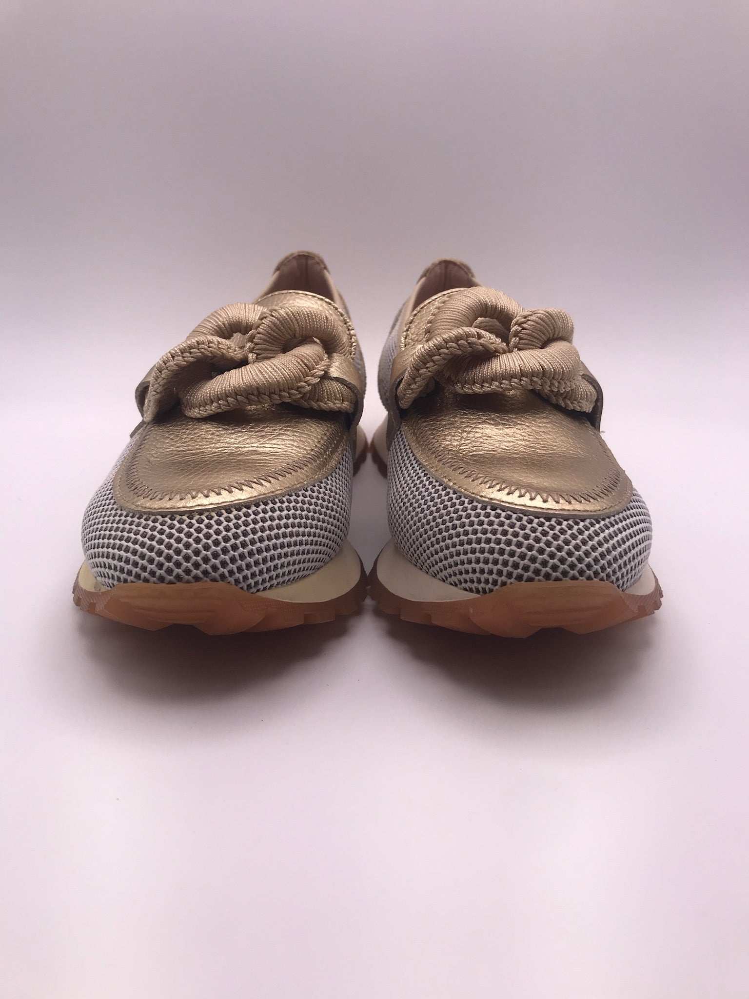 MOCASSIM PLATAFORMA HISPANITAS DOURADO COURO TECIDO APLICAÇÃO BEGE CIRCULAR CORDAS