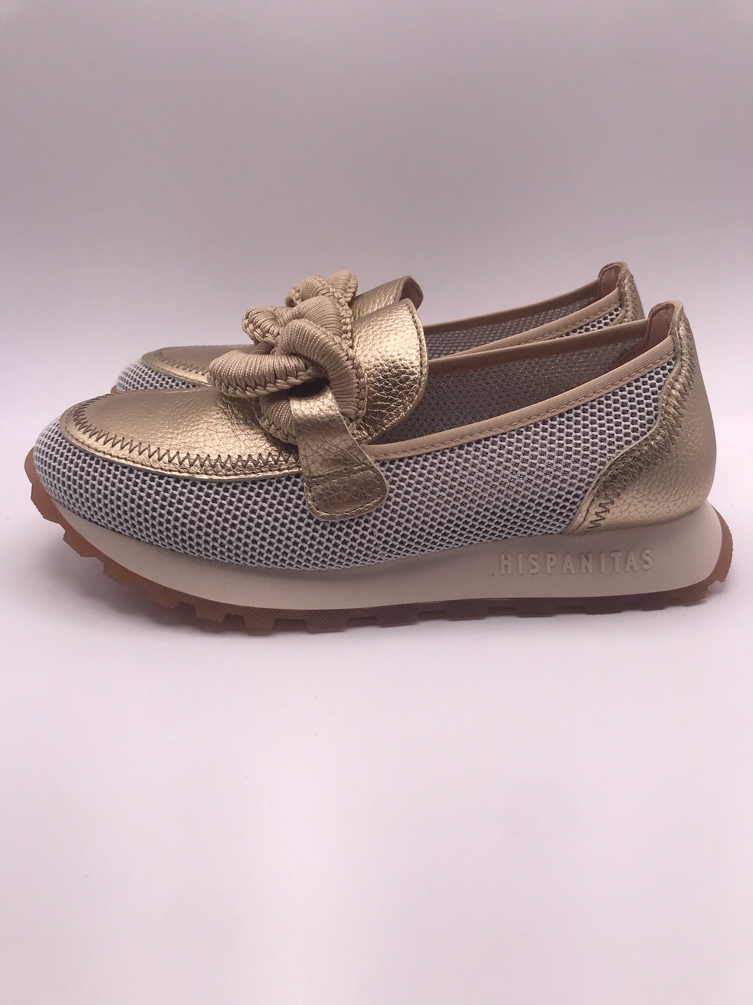 Mocassins Hispanitas Mulher Dourado; Sapatos Mocasins Desportivos em Pele com Malha Respirável e Detalhe de Corrente Intercalada Confortáveis