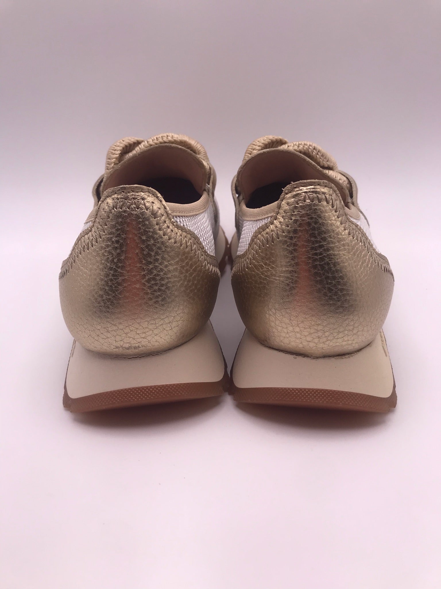 Mocassins Hispanitas Mulher Dourado; Sapatos Mocasins Desportivos em Pele com Malha Respirável e Detalhe de Corrente Intercalada Confortáveis