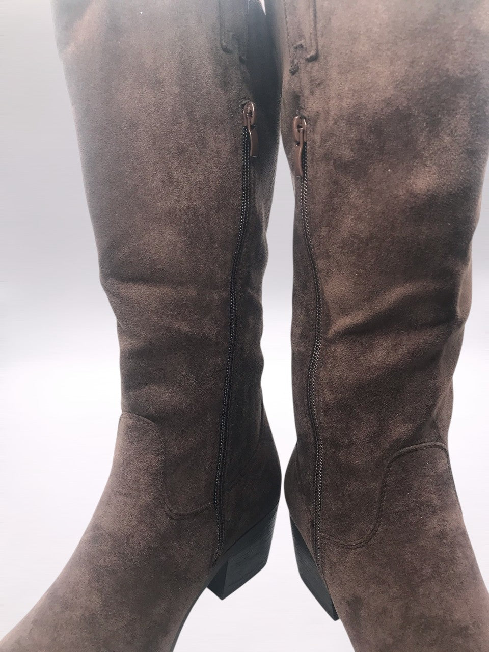 BOTA CAVALEIRA IDEAL SHOES CASTANHO ESCURO CAMURÇA ZIPER BICUDO MONTARIA CANO ALTO LONGO