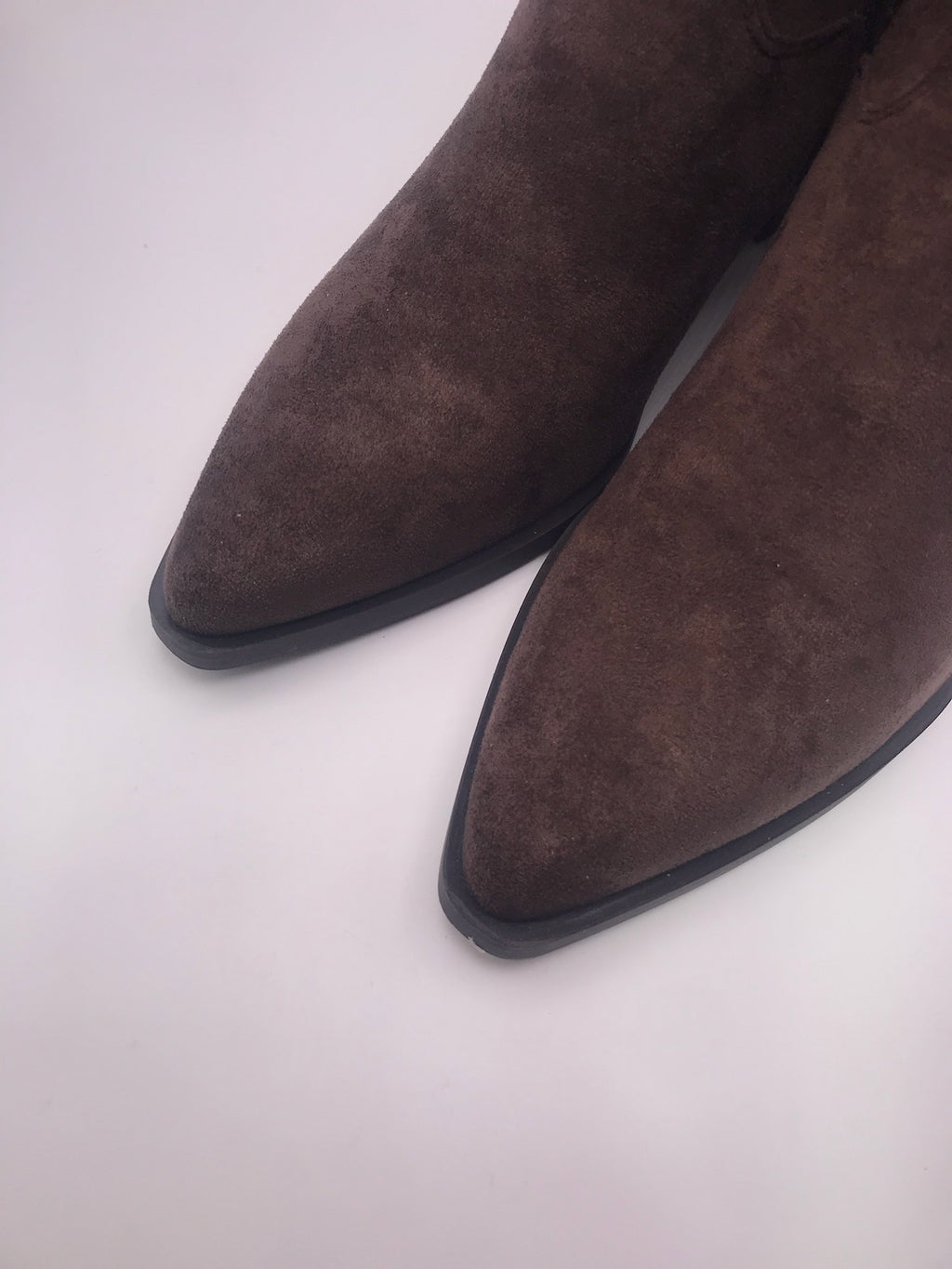 BOTA CAVALEIRA IDEAL SHOES CASTANHO ESCURO CAMURÇA ZIPER BICUDO MONTARIA CANO ALTO LONGO