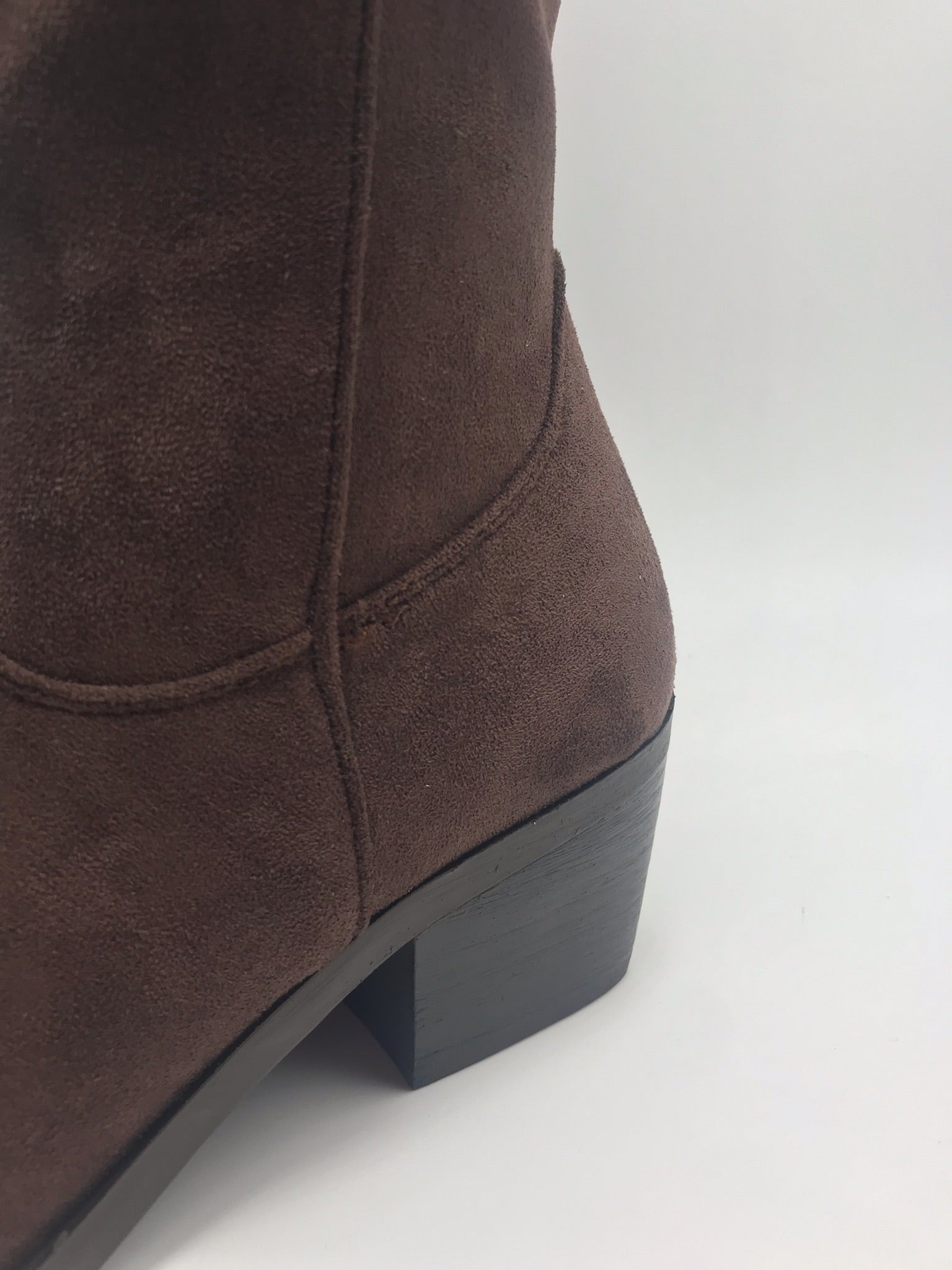 BOTA CAVALEIRA IDEAL SHOES CASTANHO ESCURO CAMURÇA ZIPER BICUDO MONTARIA CANO ALTO LONGO
