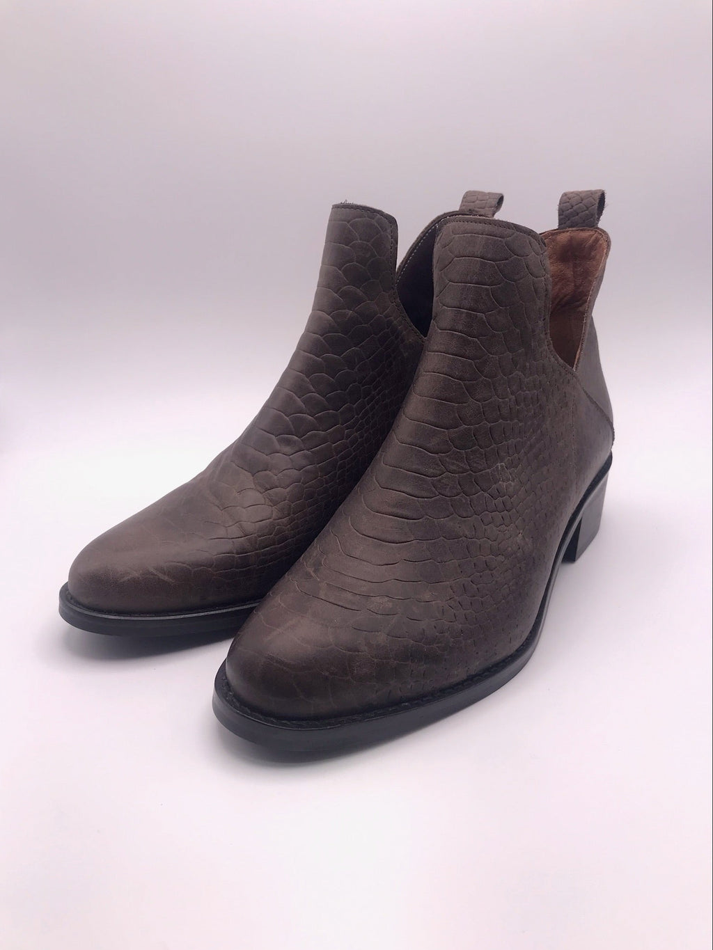 Botins Femininos Macadi em Pele com Padrão Cobra Castanho, Botas de Cano Curto com Recorte em V e Fecho, Salto Bloco Baixo Confortável e Moderno