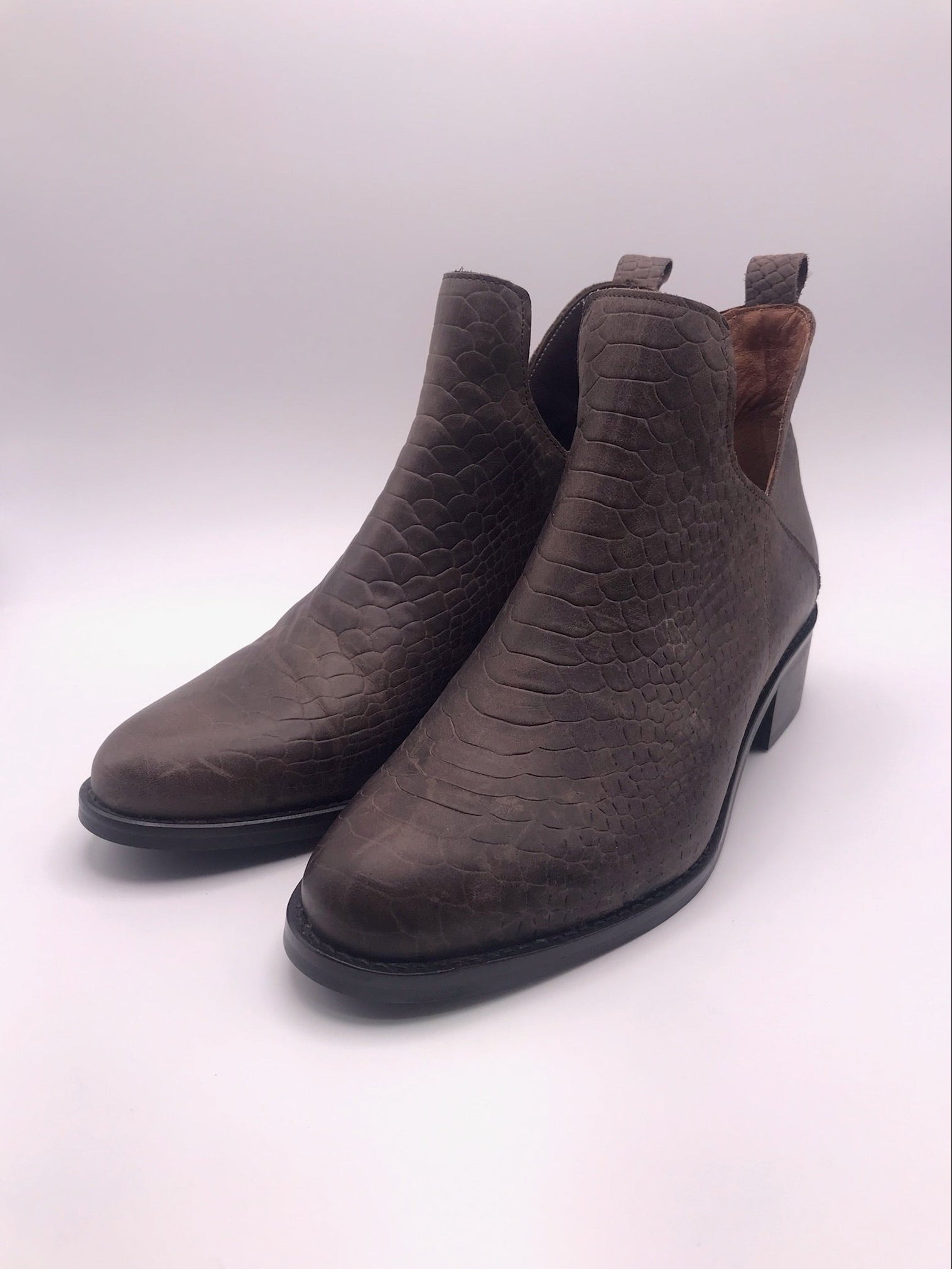 Botins Femininos Macadi em Pele com Padrão Cobra Castanho, Botas de Cano Curto com Recorte em V e Fecho, Salto Bloco Baixo Confortável e Moderno