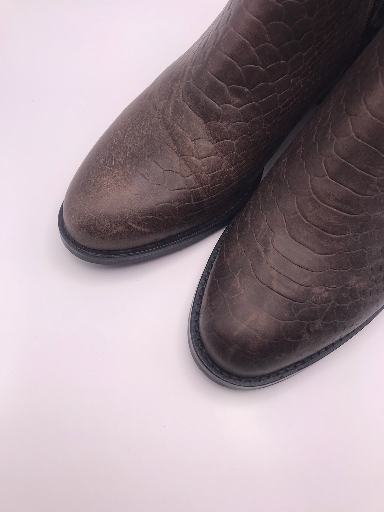 Botins Femininos Macadi em Pele com Padrão Cobra Castanho, Botas de Cano Curto com Recorte em V e Fecho, Salto Bloco Baixo Confortável e Moderno