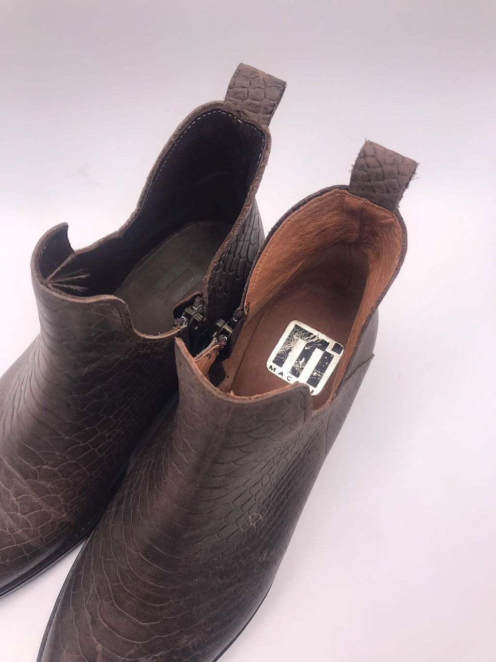 Botins Femininos Macadi em Pele com Padrão Cobra Castanho, Botas de Cano Curto com Recorte em V e Fecho, Salto Bloco Baixo Confortável e Moderno