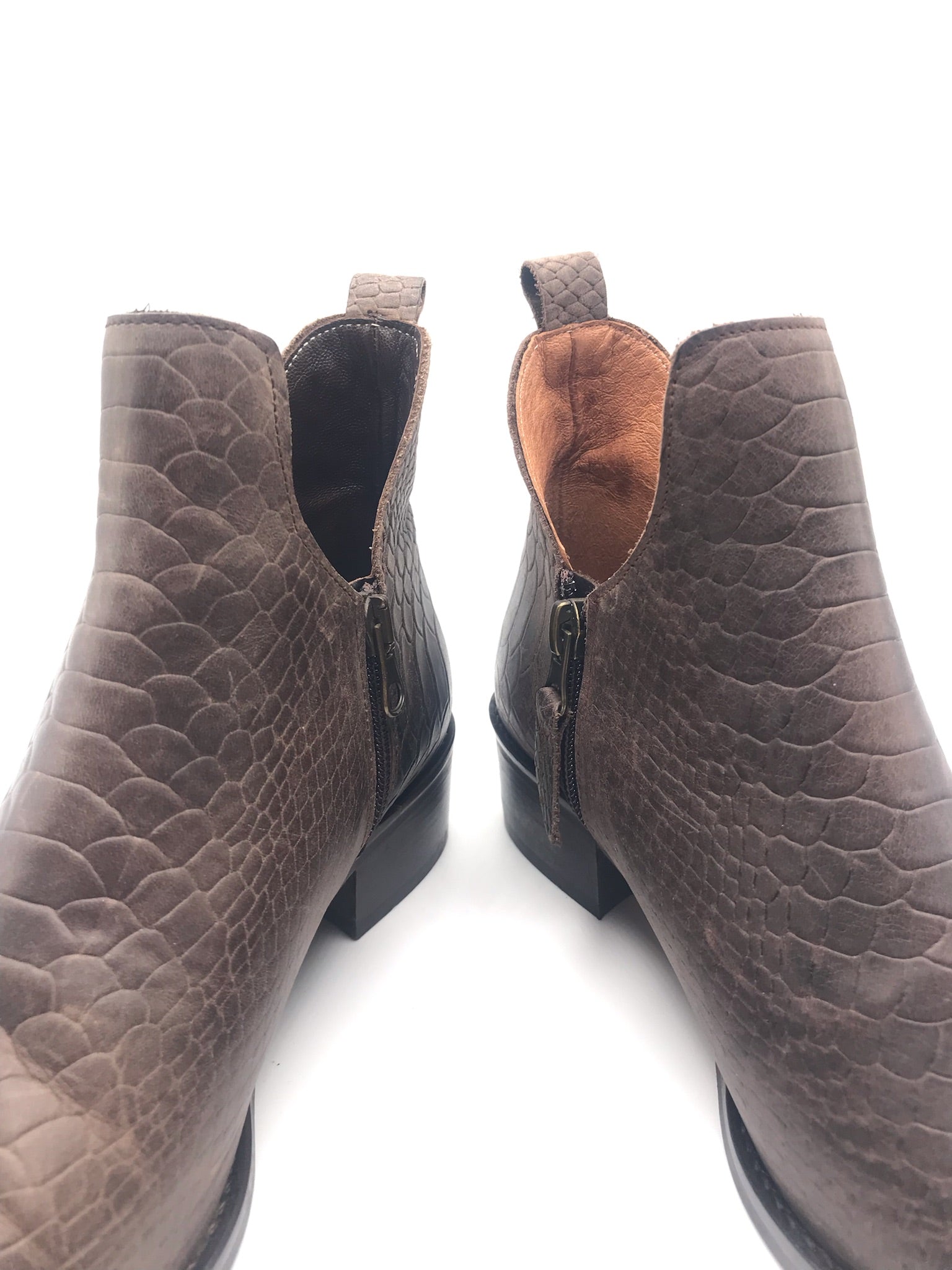 Botins Femininos Macadi em Pele com Padrão Cobra Castanho, Botas de Cano Curto com Recorte em V e Fecho, Salto Bloco Baixo Confortável e Moderno