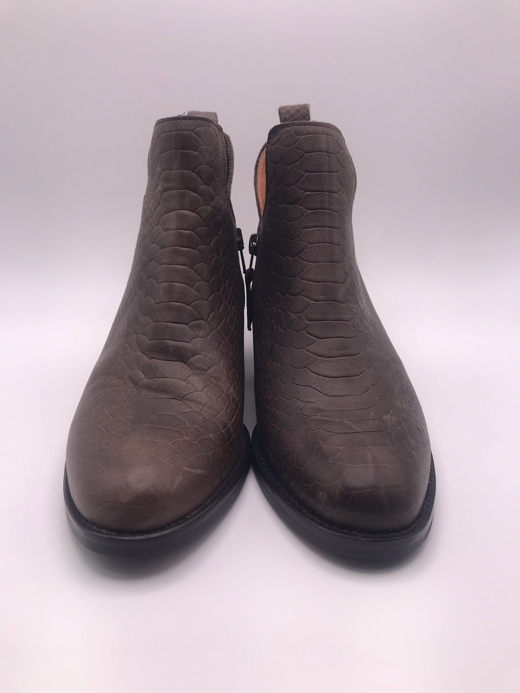 Botins Femininos Macadi em Pele com Padrão Cobra Castanho, Botas de Cano Curto com Recorte em V e Fecho, Salto Bloco Baixo Confortável e Moderno