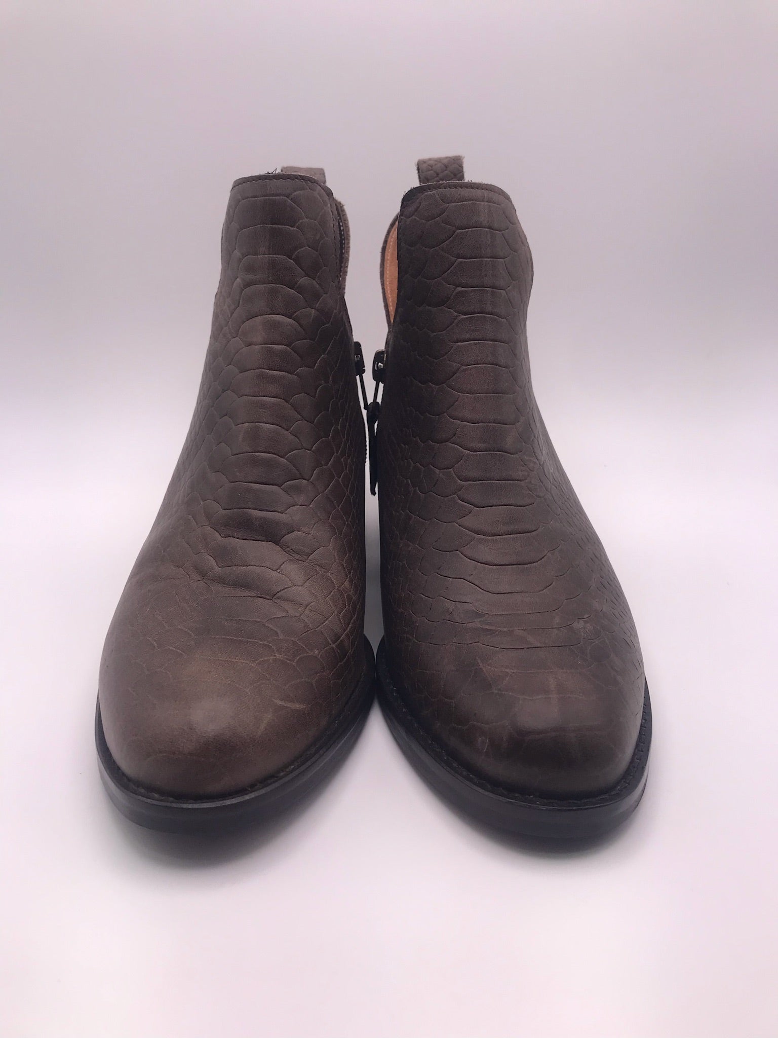 Botins Femininos Macadi em Pele com Padrão Cobra Castanho, Botas de Cano Curto com Recorte em V e Fecho, Salto Bloco Baixo Confortável e Moderno