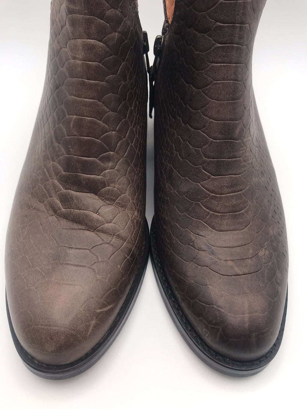 Botins Femininos Macadi em Pele com Padrão Cobra Castanho, Botas de Cano Curto com Recorte em V e Fecho, Salto Bloco Baixo Confortável e Moderno