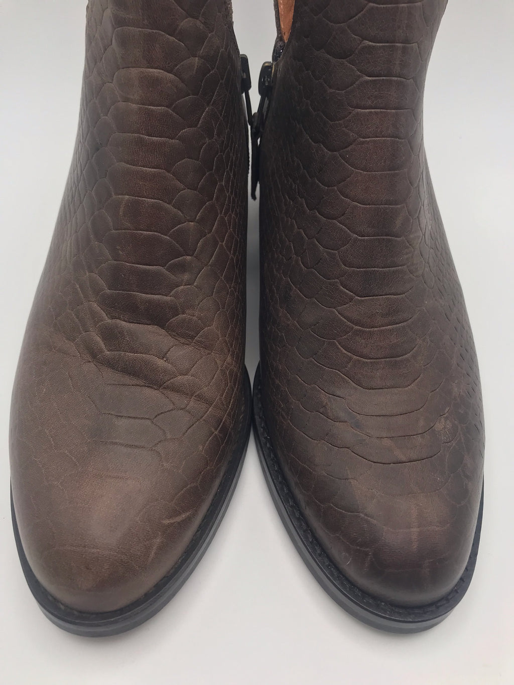 Botins Femininos Macadi em Pele com Padrão Cobra Castanho, Botas de Cano Curto com Recorte em V e Fecho, Salto Bloco Baixo Confortável e Moderno