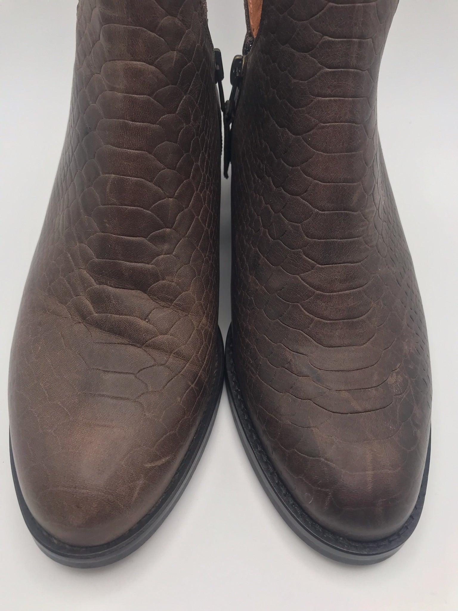 Botins Femininos Macadi em Pele com Padrão Cobra Castanho, Botas de Cano Curto com Recorte em V e Fecho, Salto Bloco Baixo Confortável e Moderno