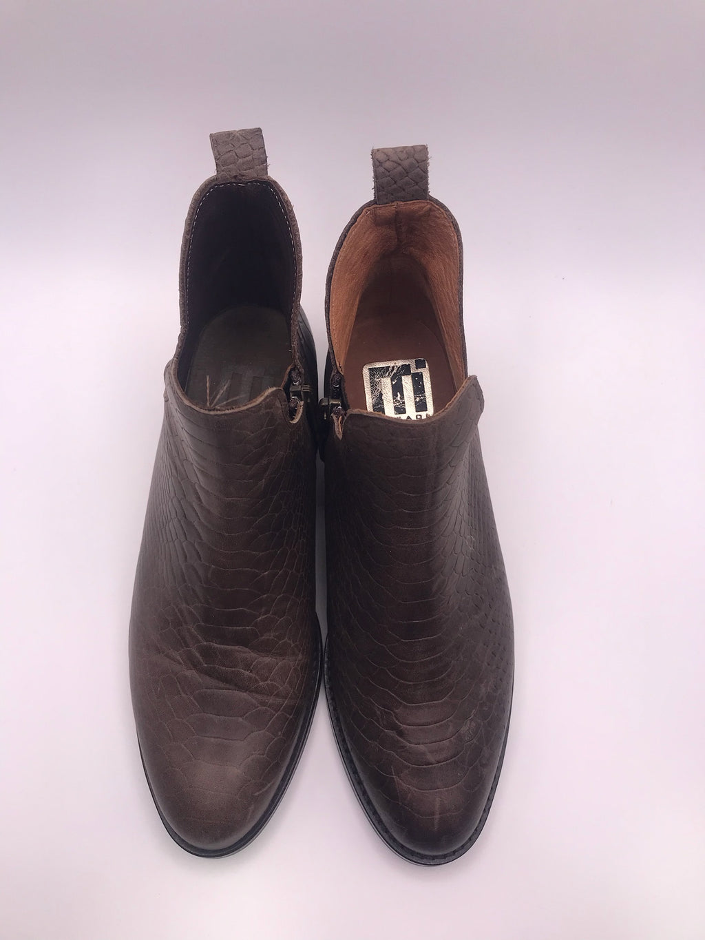 Botins Femininos Macadi em Pele com Padrão Cobra Castanho, Botas de Cano Curto com Recorte em V e Fecho, Salto Bloco Baixo Confortável e Moderno
