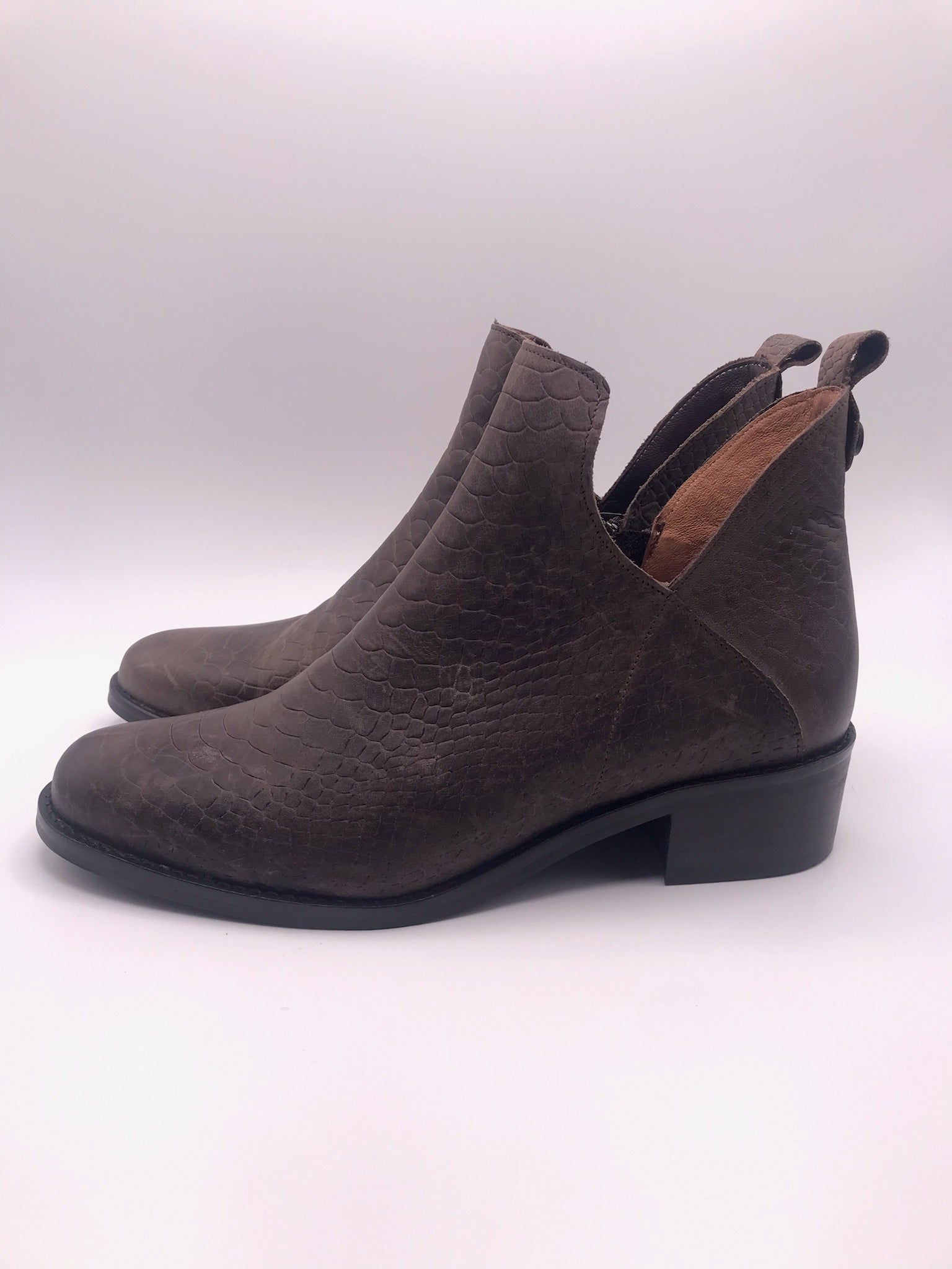 Botins Femininos Macadi em Pele com Padrão Cobra Castanho, Botas de Cano Curto com Recorte em V e Fecho, Salto Bloco Baixo Confortável e Moderno