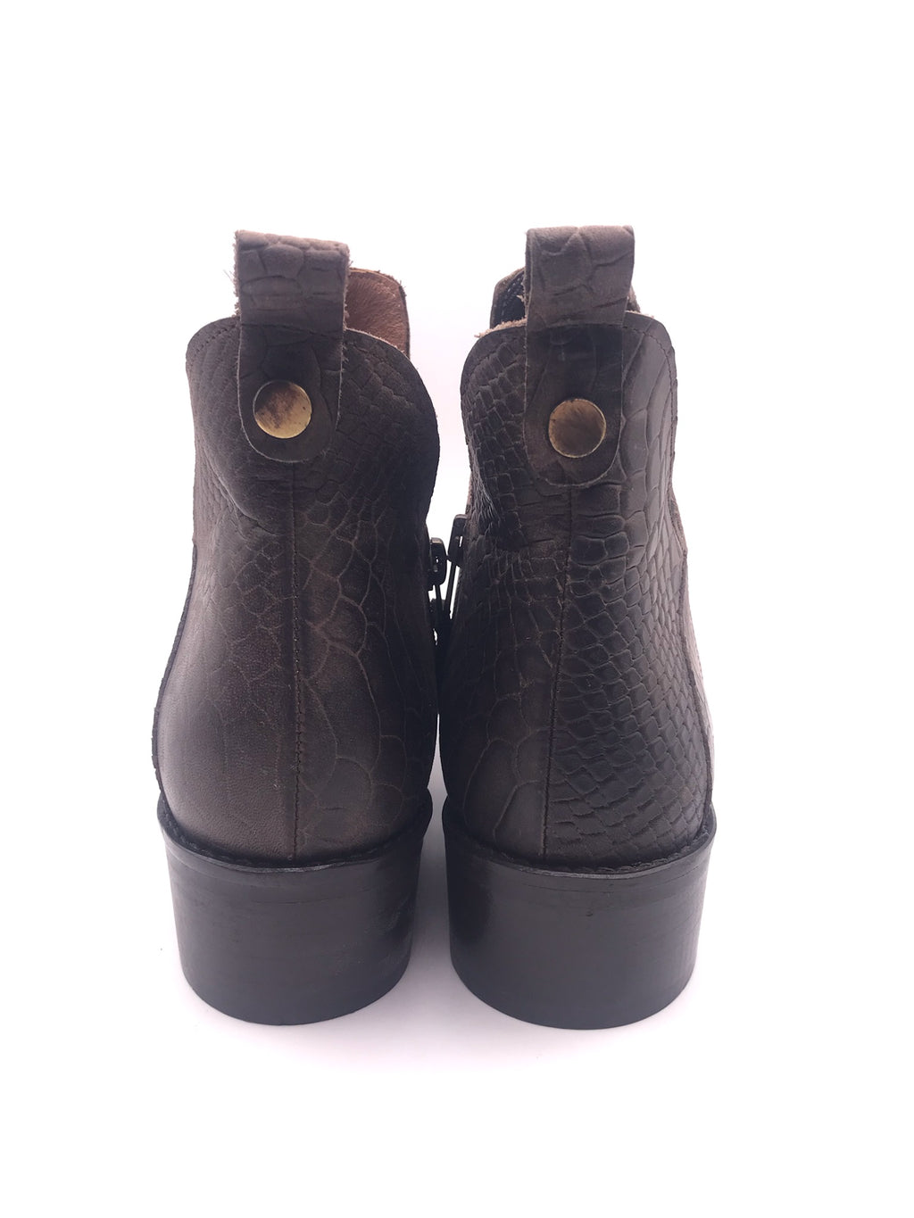 Botins Femininos Macadi em Pele com Padrão Cobra Castanho, Botas de Cano Curto com Recorte em V e Fecho, Salto Bloco Baixo Confortável e Moderno