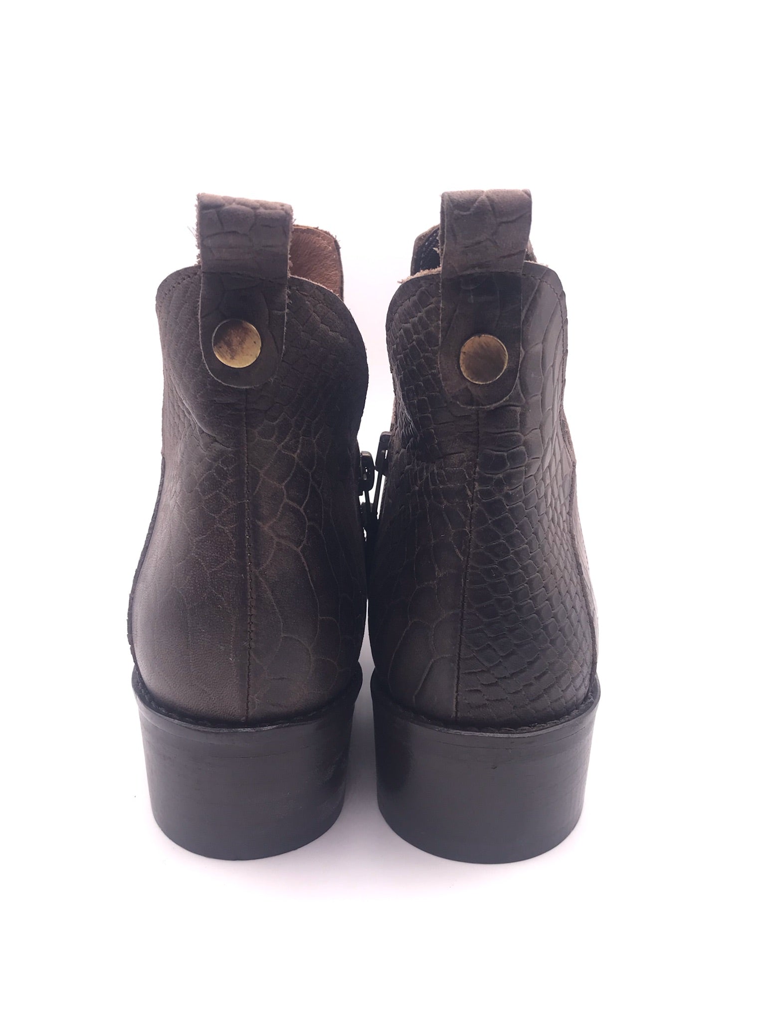 Botins Femininos Macadi em Pele com Padrão Cobra Castanho, Botas de Cano Curto com Recorte em V e Fecho, Salto Bloco Baixo Confortável e Moderno
