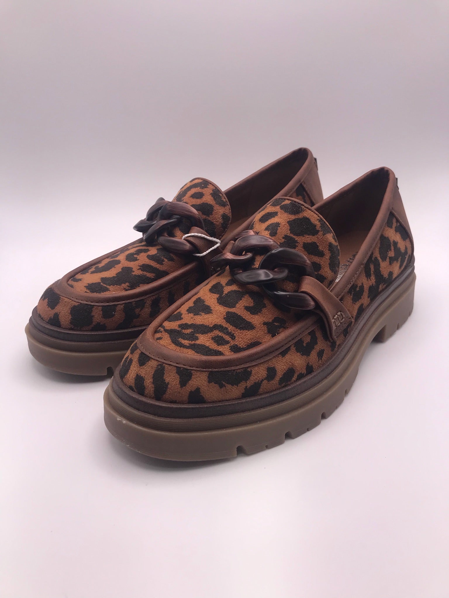 Sapato Mocassim Feminino Refresh Animal Print Leopardo; Loafers com Detalhe de Corrente e Sola Tratorada; Calçado Confortável Estilo Moderno Casual Portugal