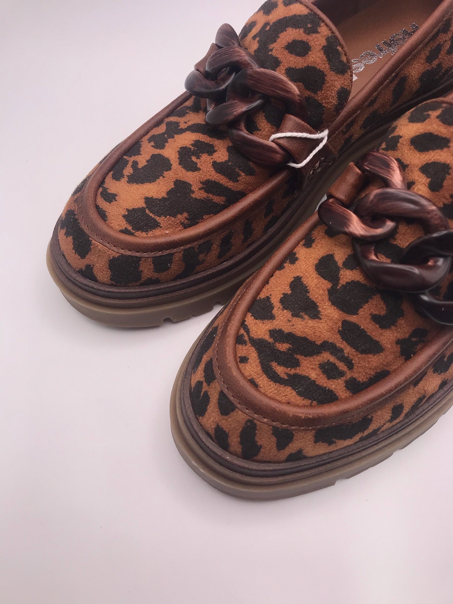 Sapato Mocassim Feminino Refresh Animal Print Leopardo; Loafers com Detalhe de Corrente e Sola Tratorada; Calçado Confortável Estilo Moderno Casual Portugal