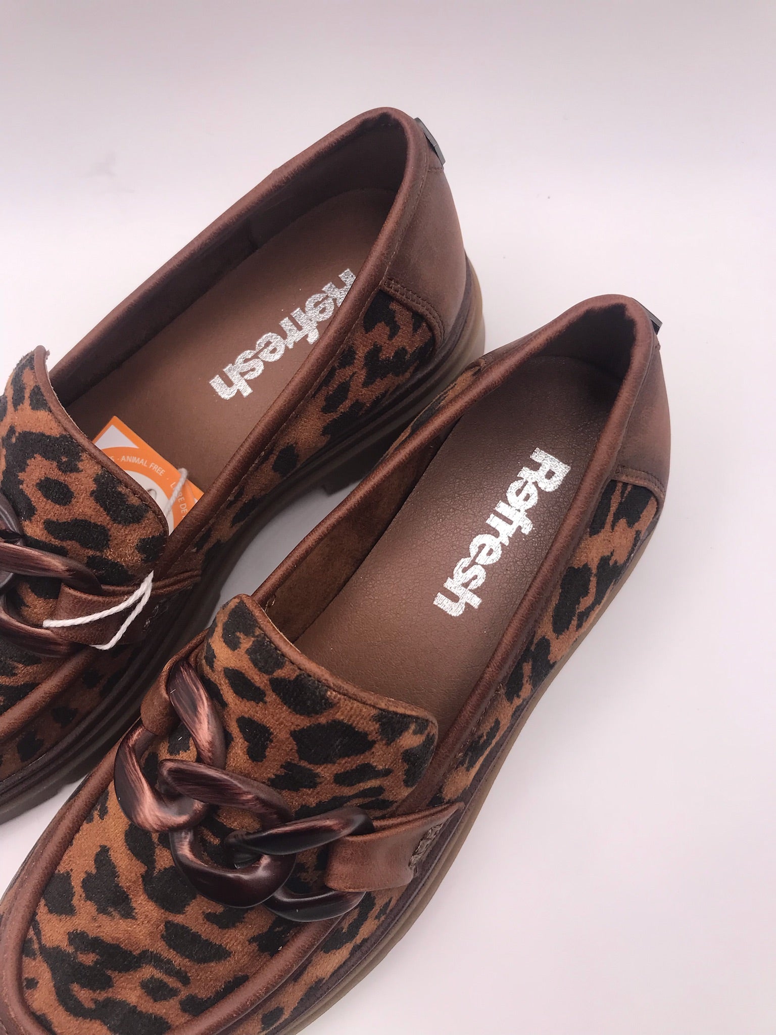 Sapato Mocassim Feminino Refresh Animal Print Leopardo; Loafers com Detalhe de Corrente e Sola Tratorada; Calçado Confortável Estilo Moderno Casual Portugal