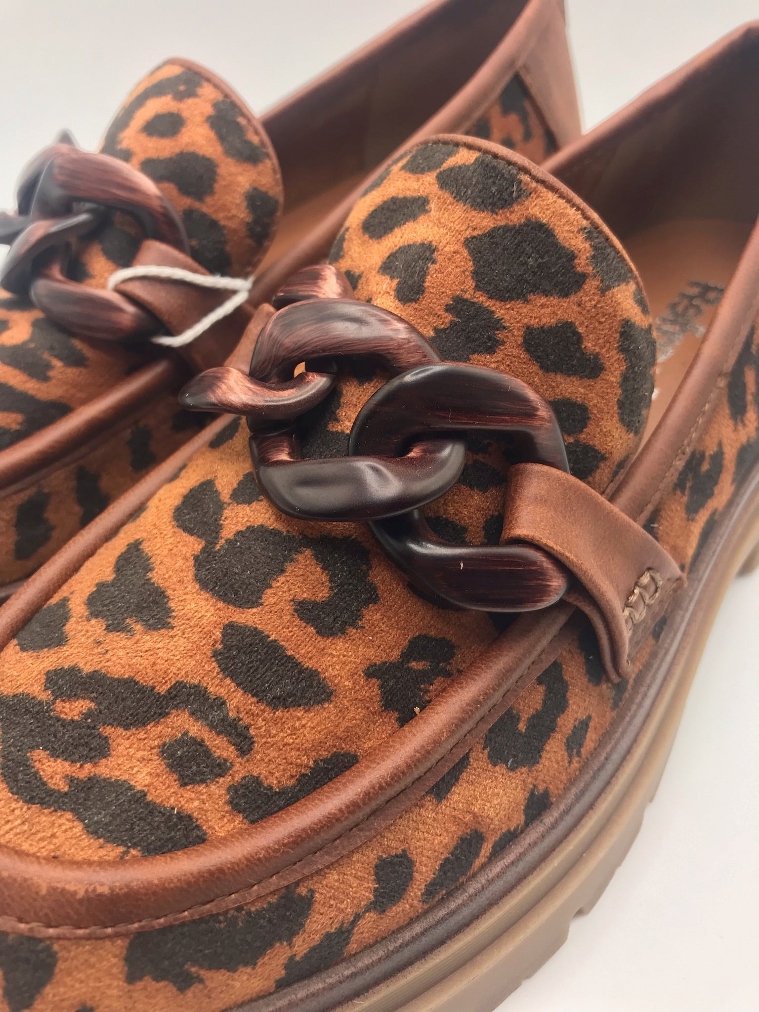 Sapato Mocassim Feminino Refresh Animal Print Leopardo; Loafers com Detalhe de Corrente e Sola Tratorada; Calçado Confortável Estilo Moderno Casual Portugal