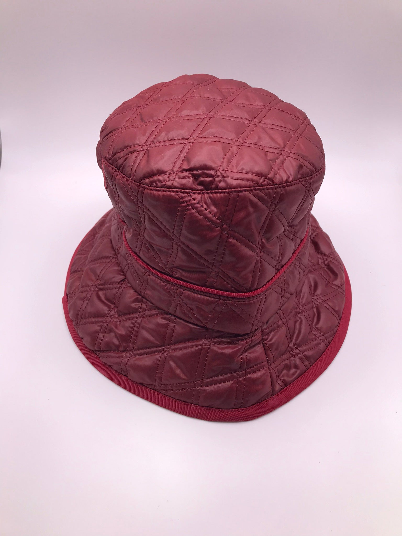 CHAPÉU BORDO PADRÃO LOSANGO COSTURA ACOLCHOADO