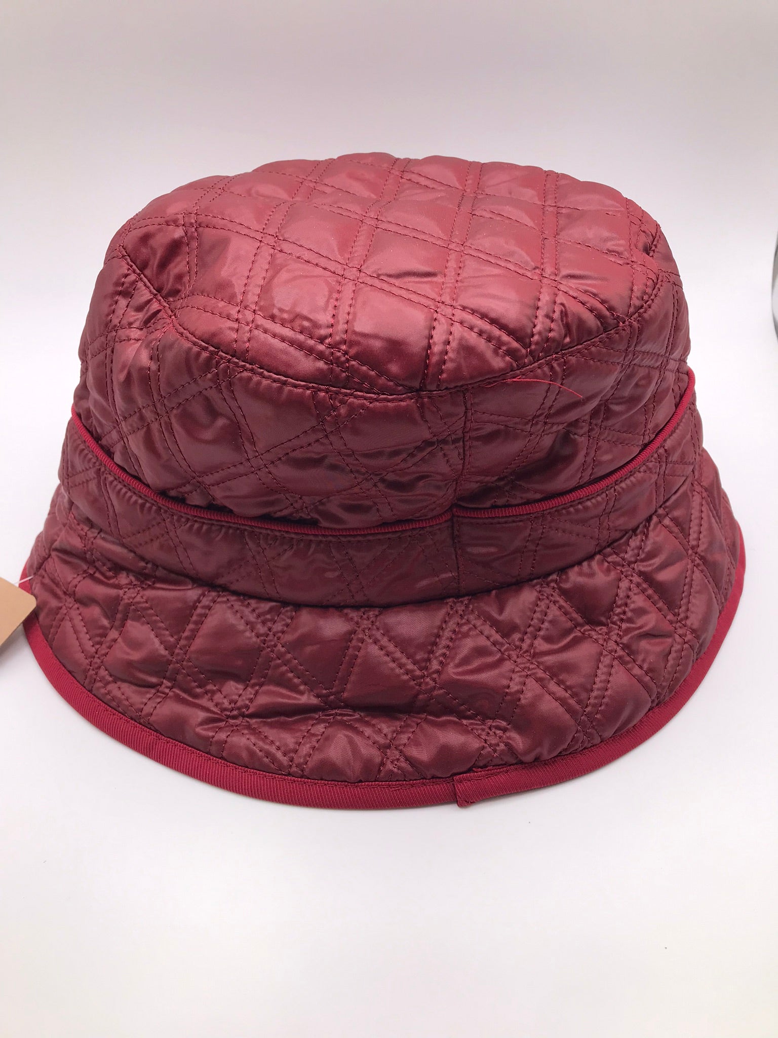 CHAPÉU BORDO PADRÃO LOSANGO COSTURA ACOLCHOADO