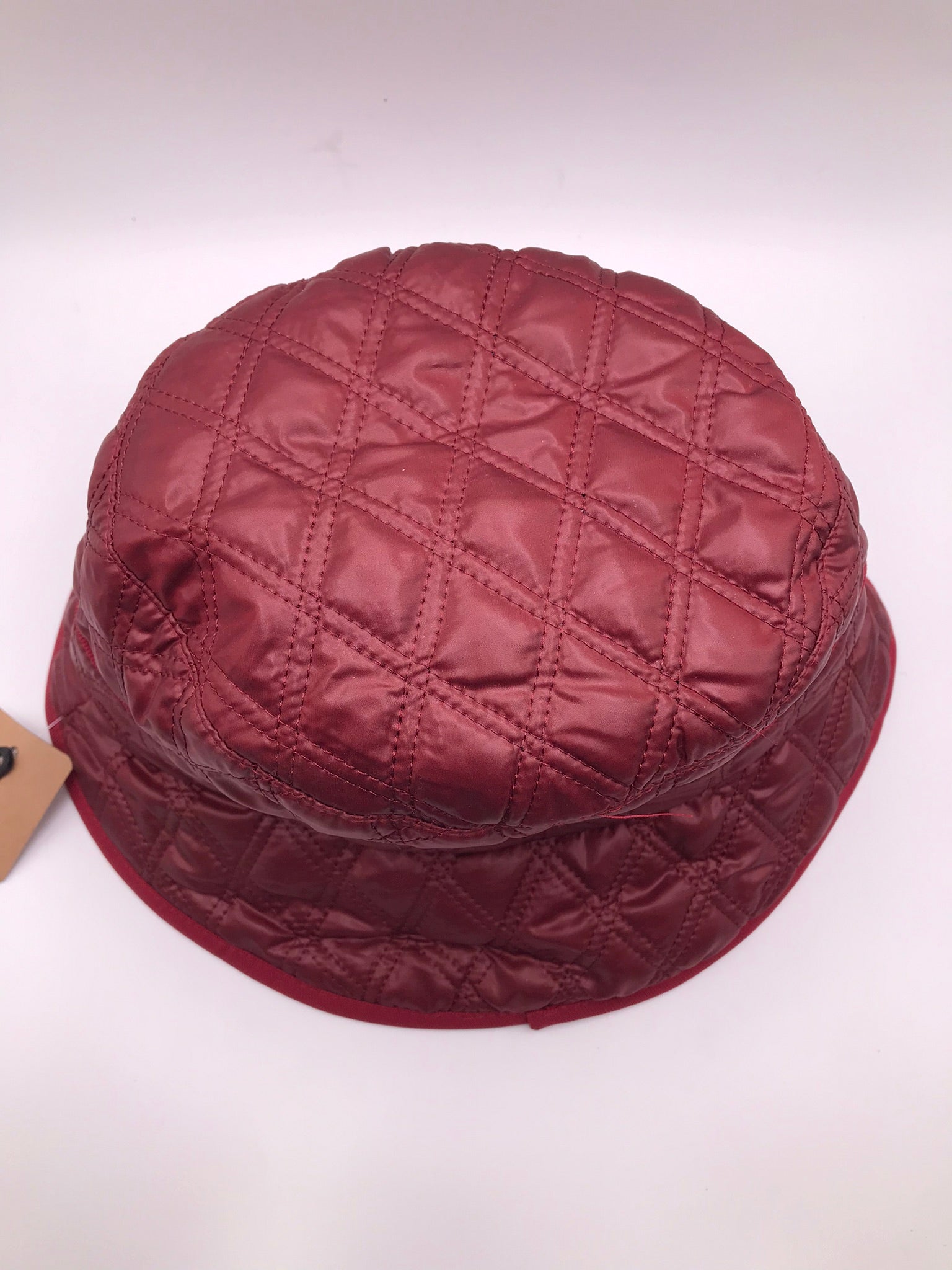 CHAPÉU BORDO PADRÃO LOSANGO COSTURA ACOLCHOADO