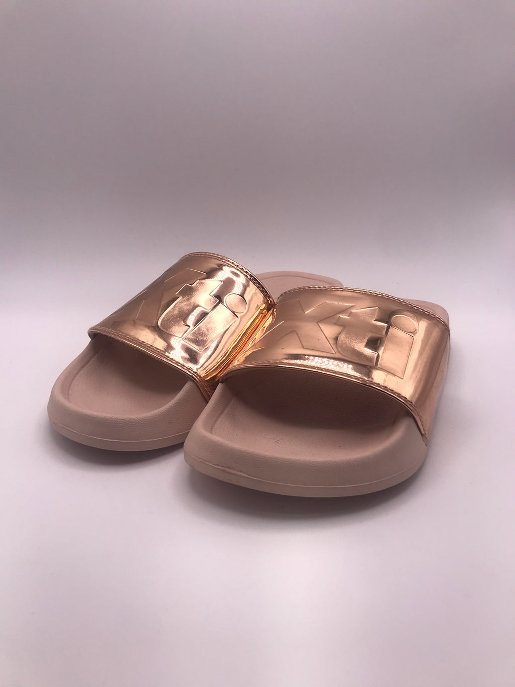 Chinelo de Banho Feminino XTI Rose Gold; Sandálias Slides Metalizadas com Sola Confortável; Calçado Casual de Verão para Praia e Piscina; Design Moderno com Logótipo em Relevo