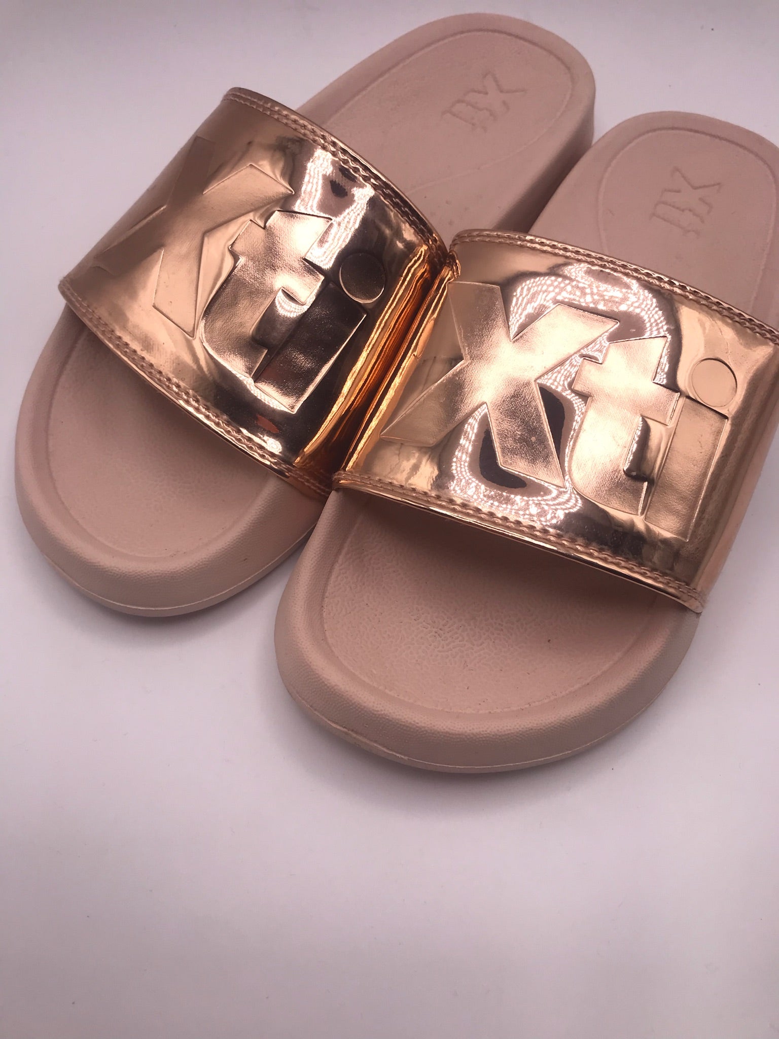 Chinelo de Banho Feminino XTI Rose Gold; Sandálias Slides Metalizadas com Sola Confortável; Calçado Casual de Verão para Praia e Piscina; Design Moderno com Logótipo em Relevo