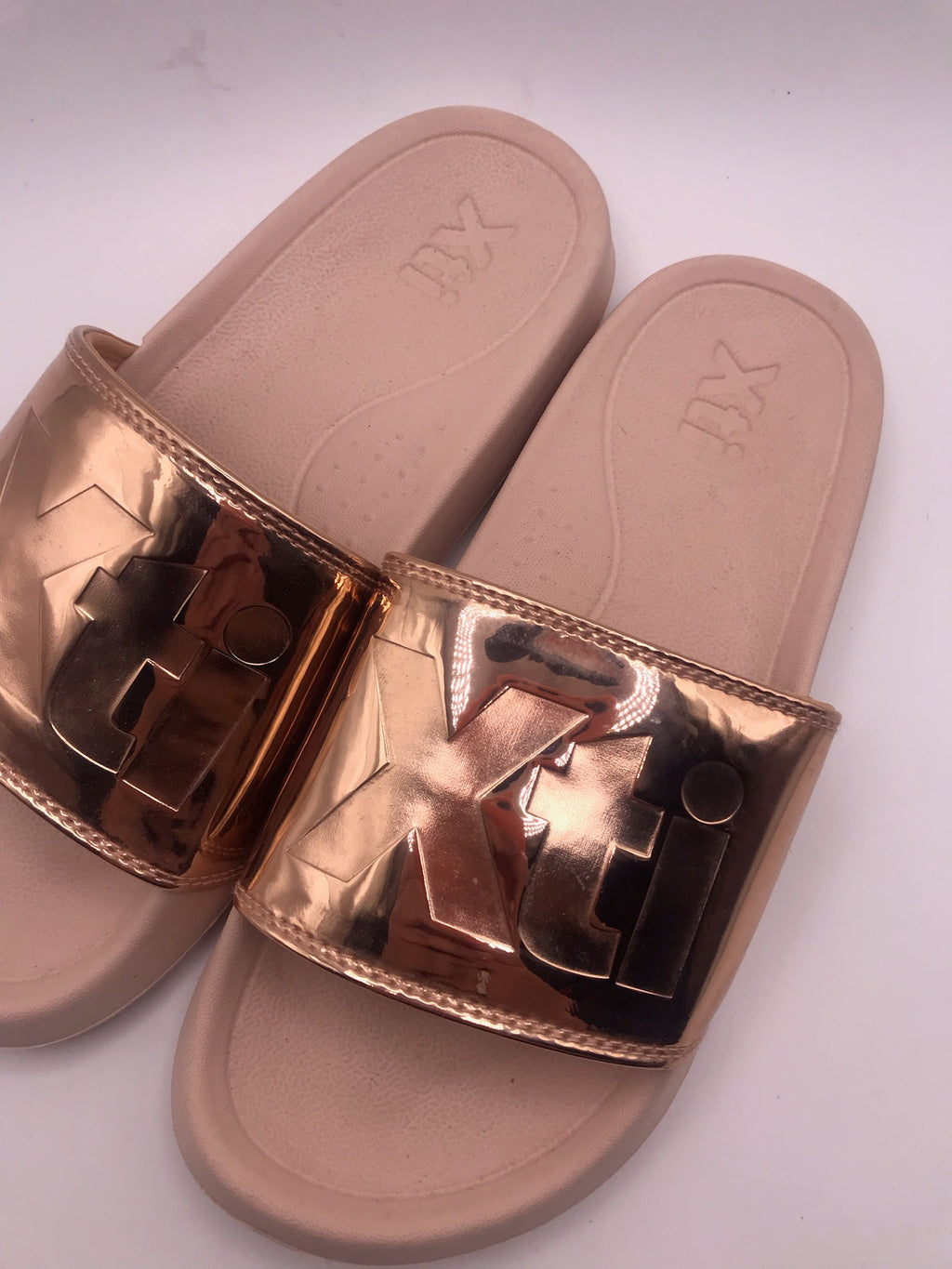 Chinelo de Banho Feminino XTI Rose Gold; Sandálias Slides Metalizadas com Sola Confortável; Calçado Casual de Verão para Praia e Piscina; Design Moderno com Logótipo em Relevo