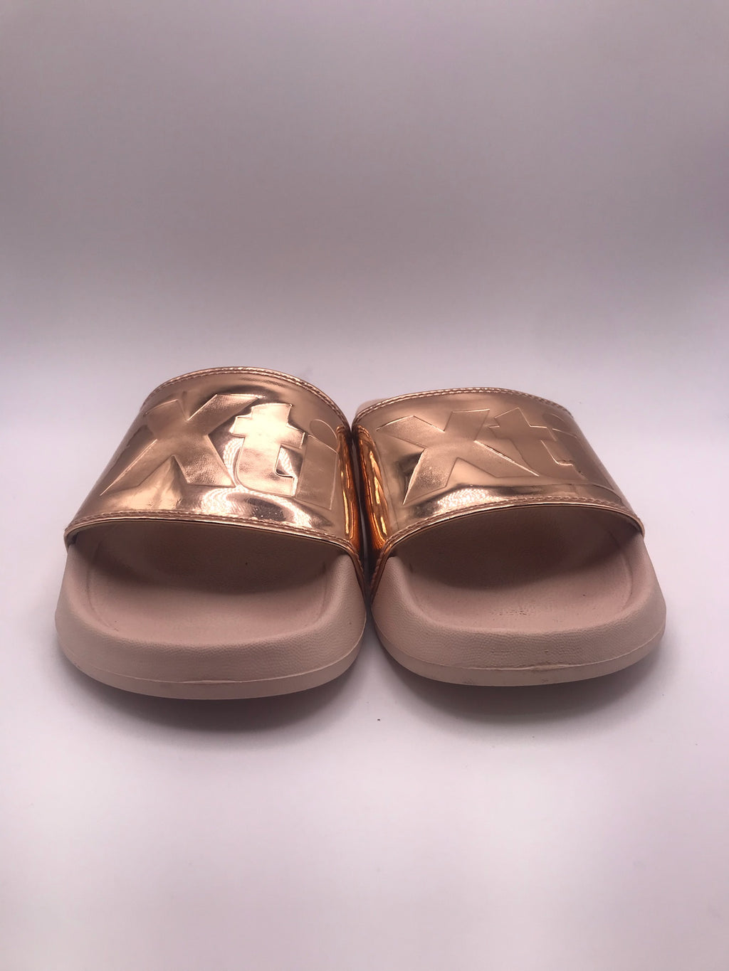 Chinelo de Banho Feminino XTI Rose Gold; Sandálias Slides Metalizadas com Sola Confortável; Calçado Casual de Verão para Praia e Piscina; Design Moderno com Logótipo em Relevo