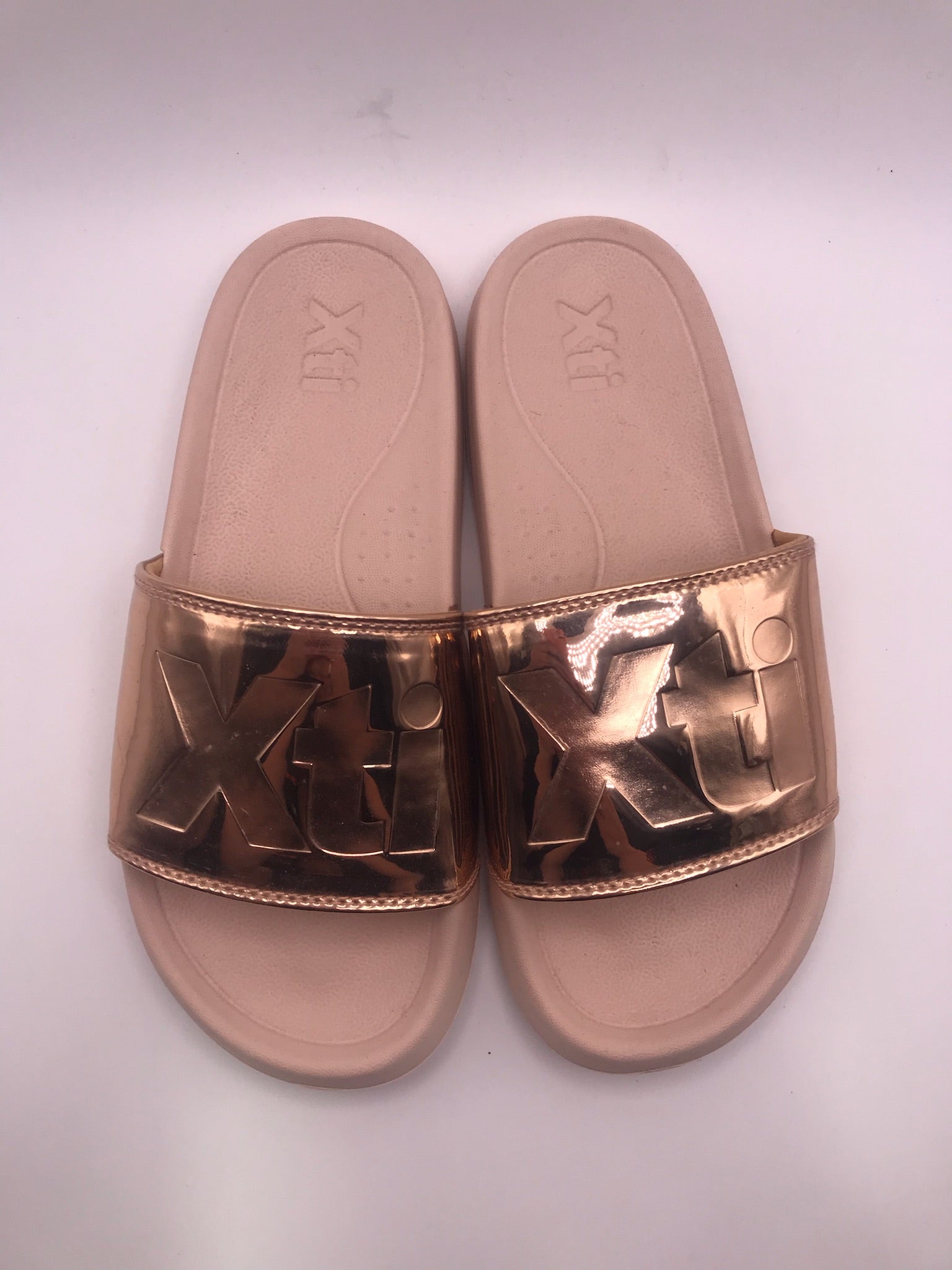 Chinelo de Banho Feminino XTI Rose Gold; Sandálias Slides Metalizadas com Sola Confortável; Calçado Casual de Verão para Praia e Piscina; Design Moderno com Logótipo em Relevo