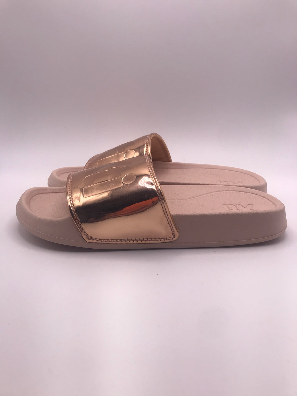 Chinelo de Banho Feminino XTI Rose Gold; Sandálias Slides Metalizadas com Sola Confortável; Calçado Casual de Verão para Praia e Piscina; Design Moderno com Logótipo em Relevo