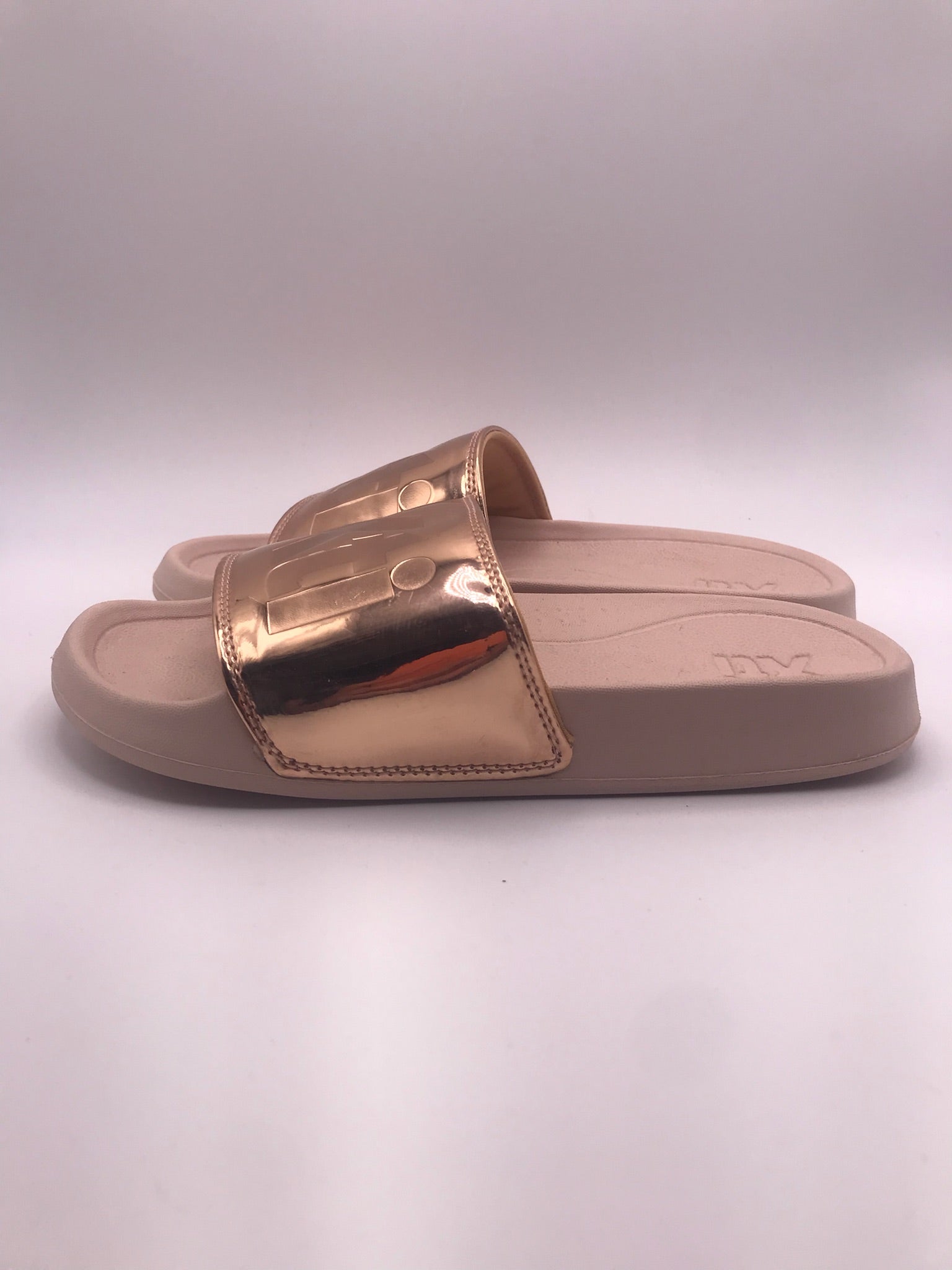 Chinelo de Banho Feminino XTI Rose Gold; Sandálias Slides Metalizadas com Sola Confortável; Calçado Casual de Verão para Praia e Piscina; Design Moderno com Logótipo em Relevo
