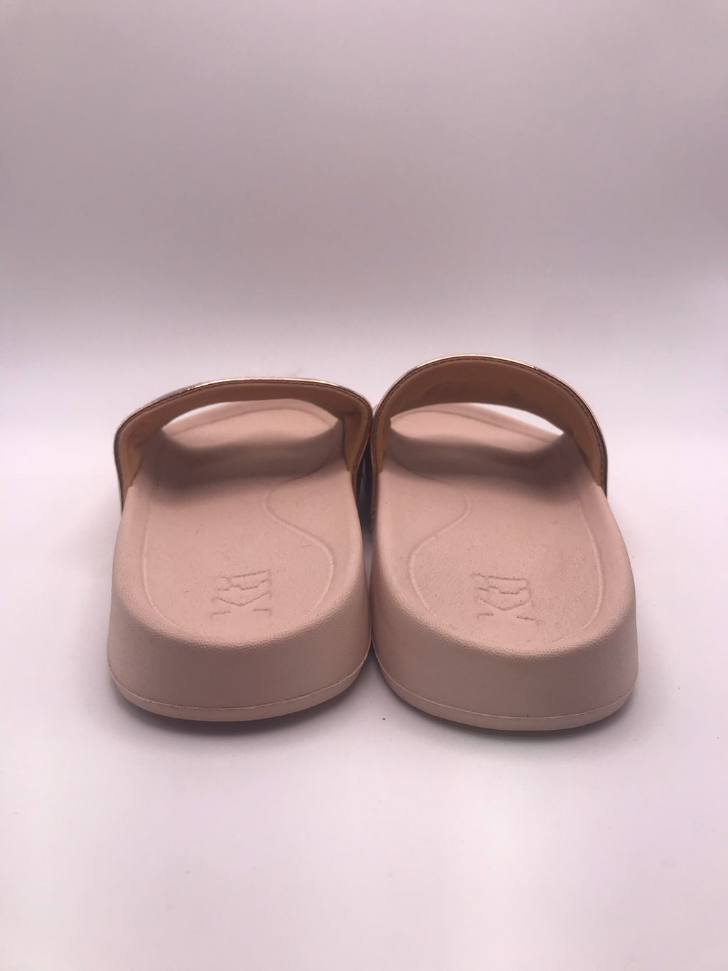 Chinelo de Banho Feminino XTI Rose Gold; Sandálias Slides Metalizadas com Sola Confortável; Calçado Casual de Verão para Praia e Piscina; Design Moderno com Logótipo em Relevo