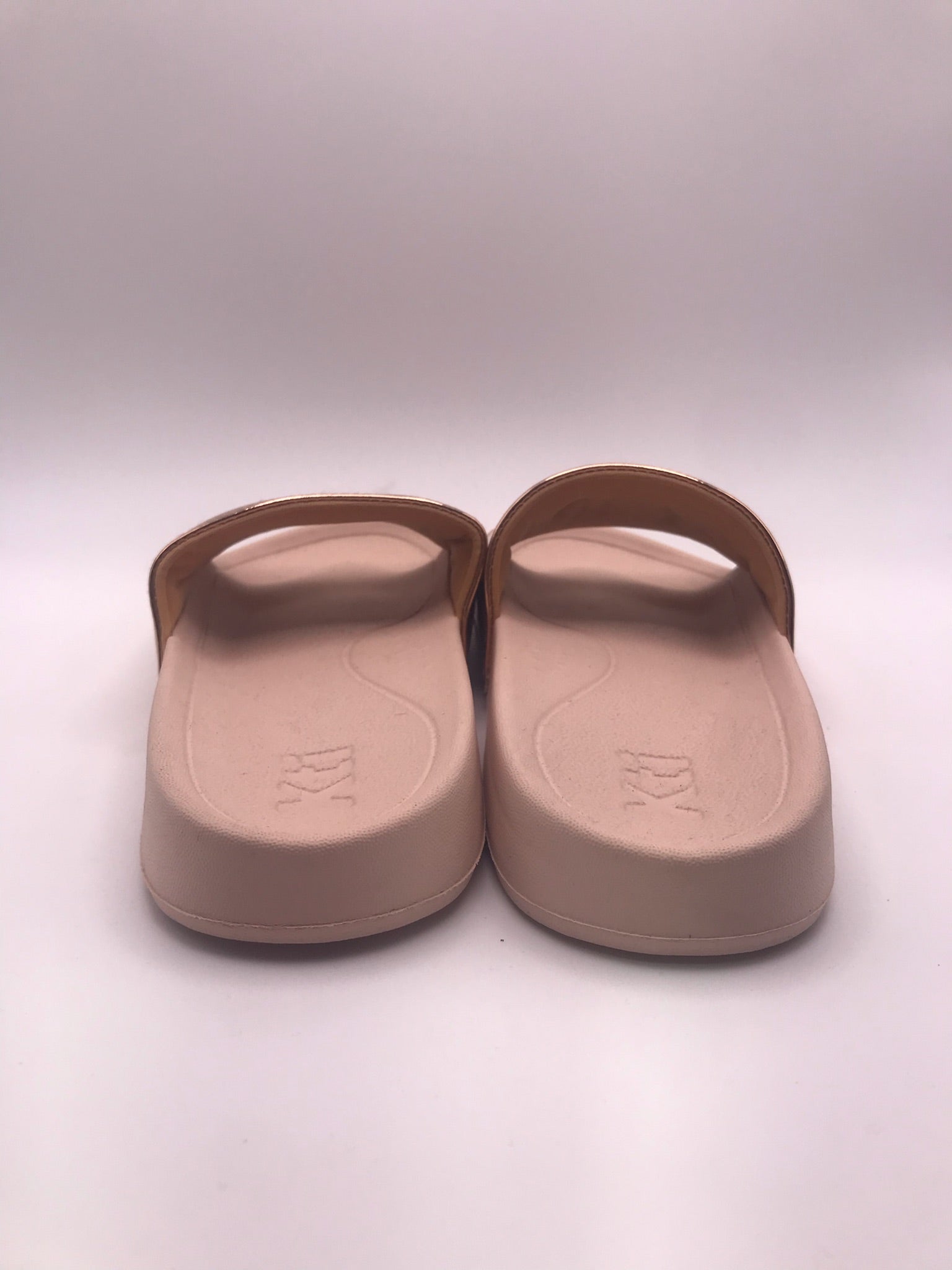 Chinelo de Banho Feminino XTI Rose Gold; Sandálias Slides Metalizadas com Sola Confortável; Calçado Casual de Verão para Praia e Piscina; Design Moderno com Logótipo em Relevo