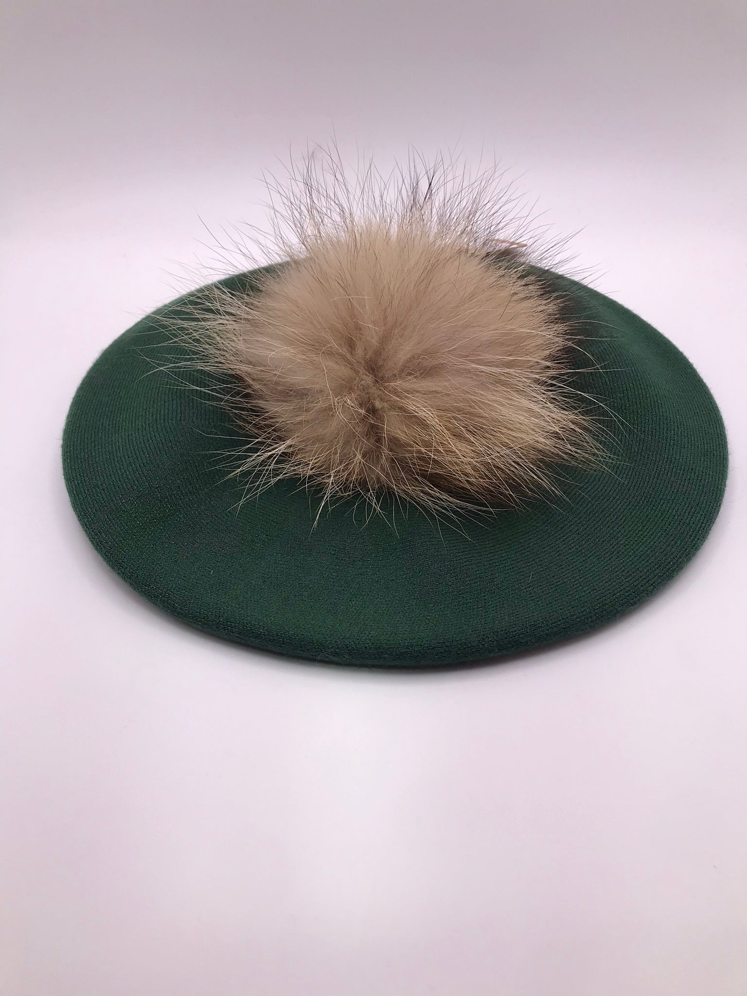 BOINA VERDE POMPOM PELO CASTANHO