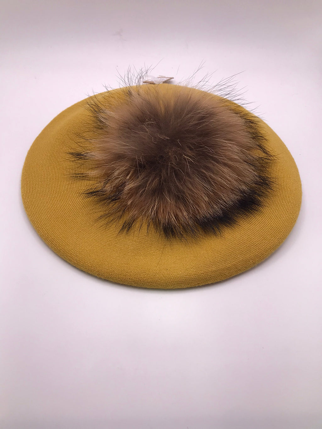 BOINA AMARELO MOSTARDA POMPOM PELO CASTANHO