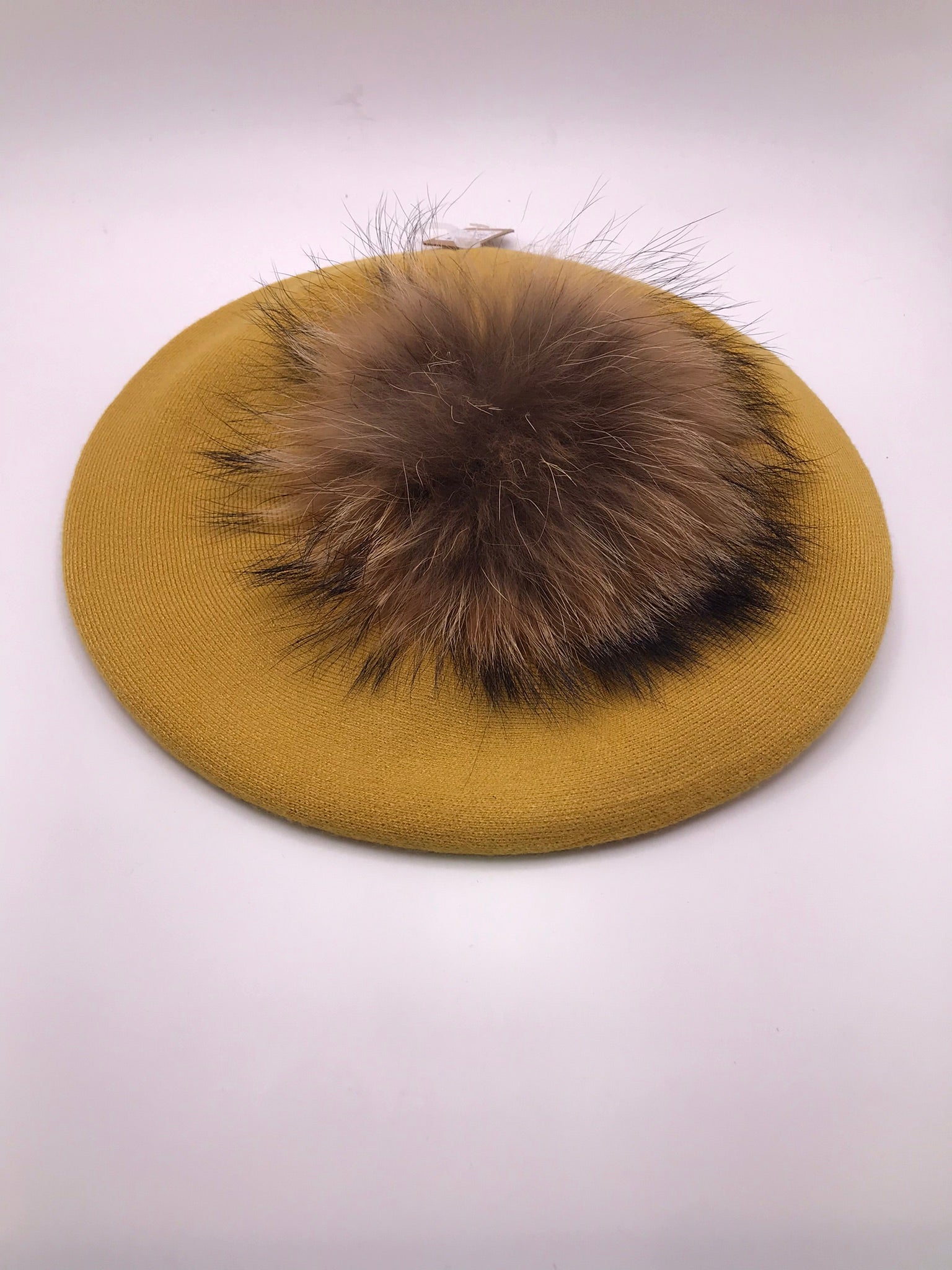 BOINA AMARELO MOSTARDA POMPOM PELO CASTANHO