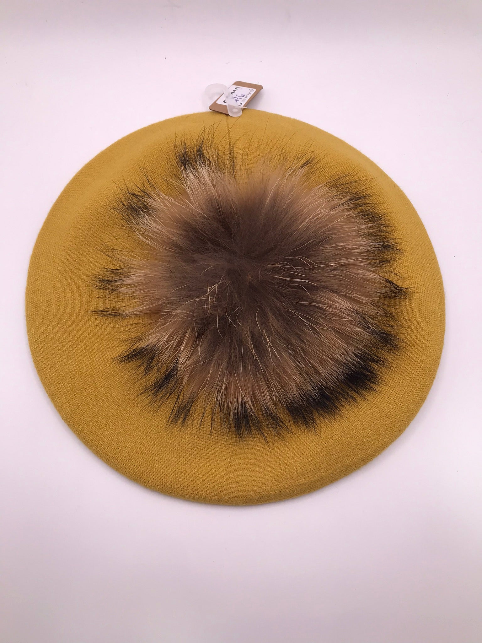 BOINA AMARELO MOSTARDA POMPOM PELO CASTANHO