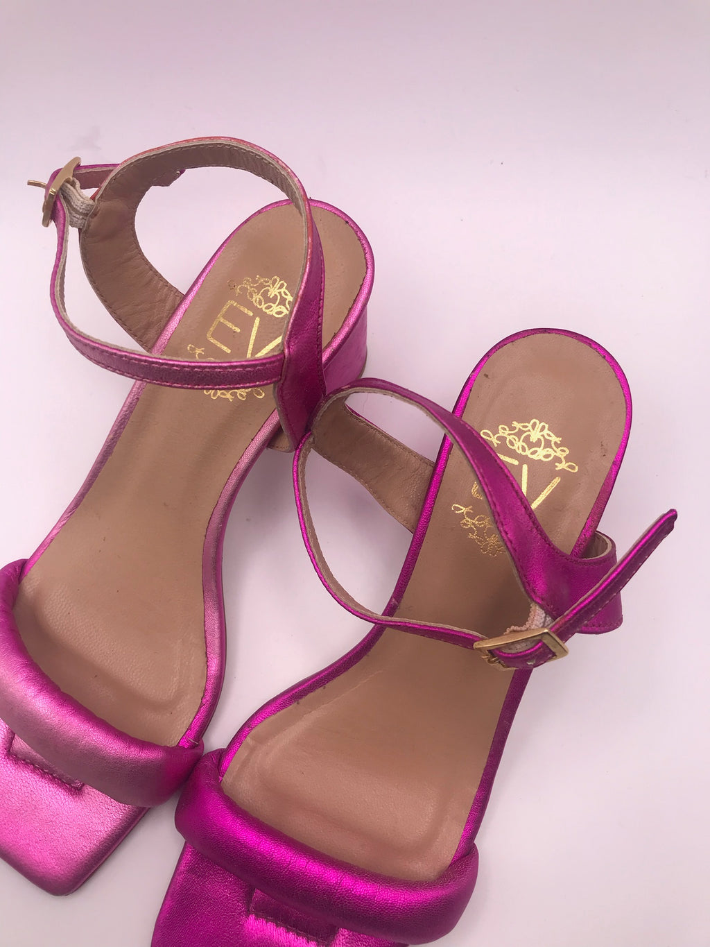 Sandálias de Salto Médio EV em Bloco Rosa Metalizado; Calçado Feminino com Tira Acolchoada e Fivela no Tornozelo; Sandália Elegante com Biqueira Quadrada para Festa e Casamento; Sapatos Modernos e Confortáveis de Verão em Portugal
