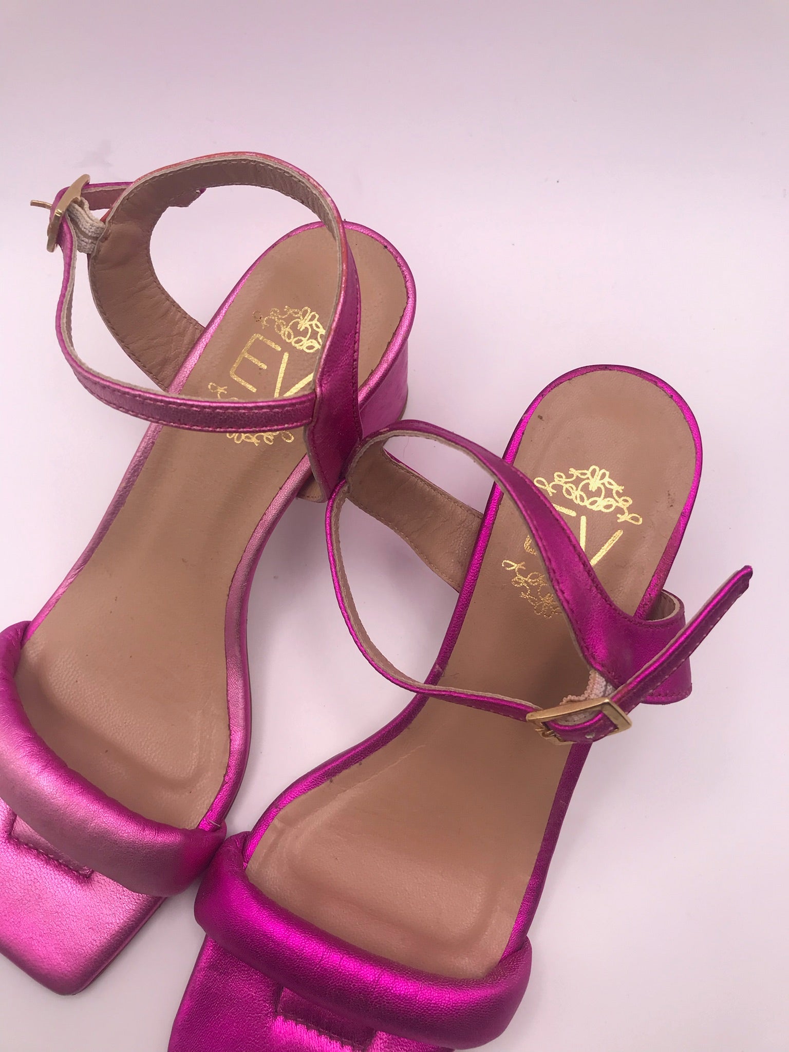 Sandálias de Salto Médio EV em Bloco Rosa Metalizado; Calçado Feminino com Tira Acolchoada e Fivela no Tornozelo; Sandália Elegante com Biqueira Quadrada para Festa e Casamento; Sapatos Modernos e Confortáveis de Verão em Portugal