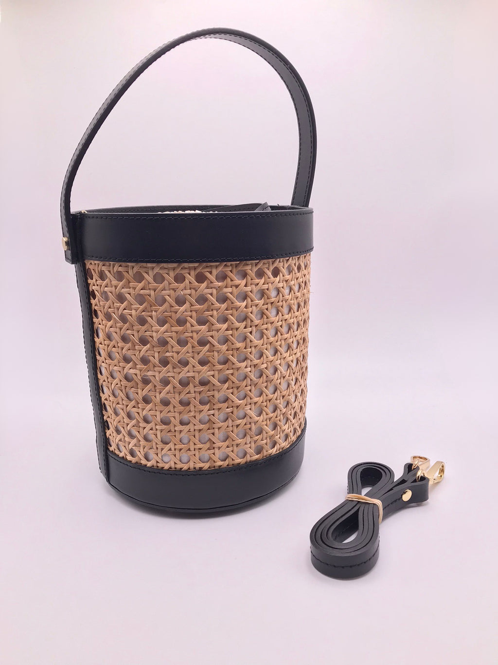 Mala de mão estilo cesto balde em ranhura com detalhes em pele preta, bolsa de palha feminina para verão e praia com alça ajustável removível