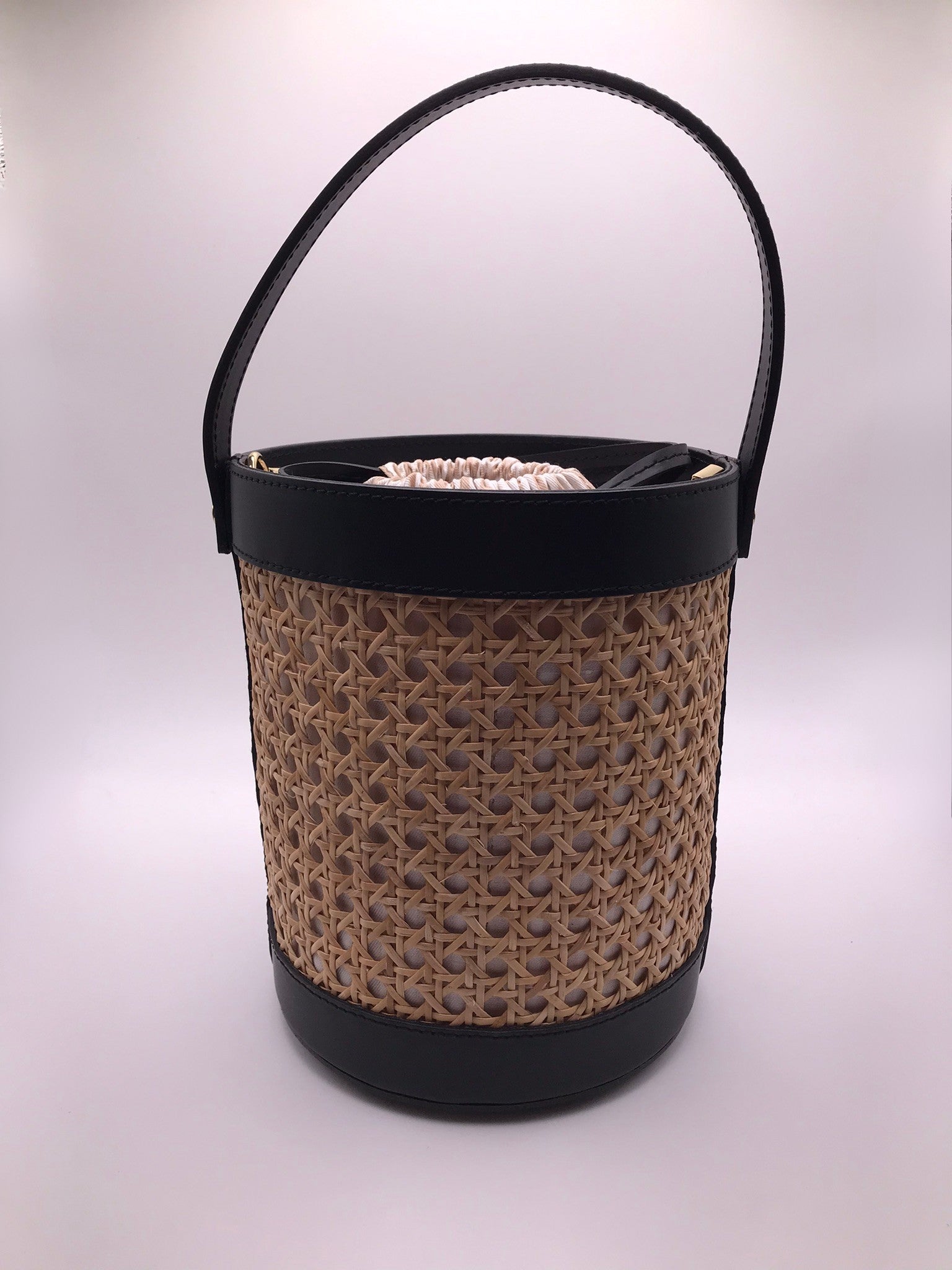 BOLSA CESTO MACADI PRETO ECO PELE MACRAME PALHA FORRO TECIDO LISTRADO BEGE E BRANCO ALÇA AJUSTÁVEL MALA