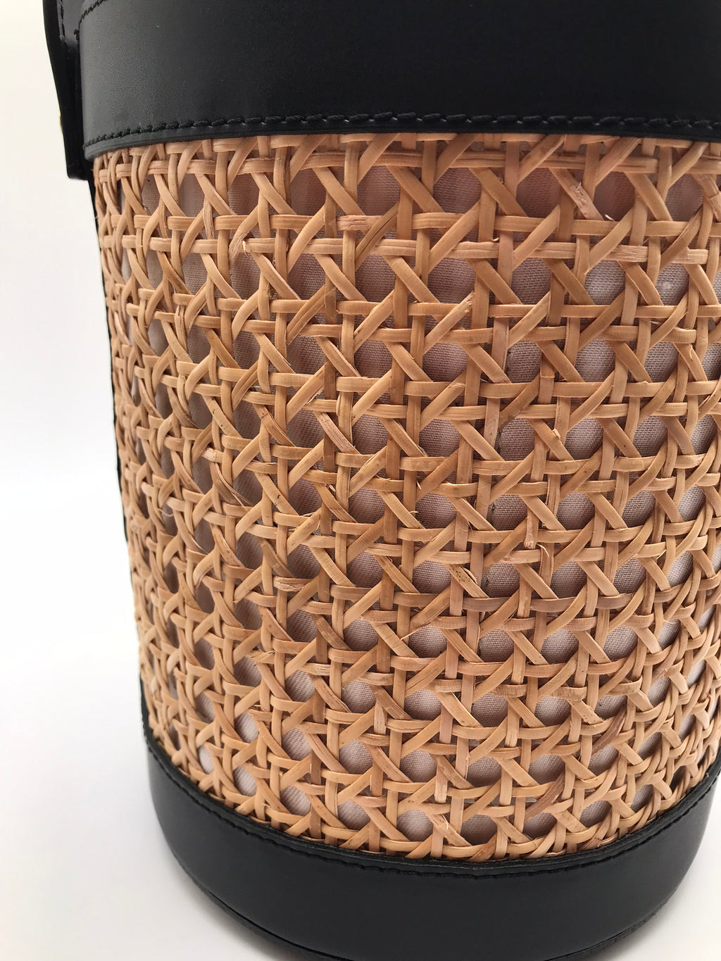Mala de mão estilo cesto balde em ranhura com detalhes em pele preta, bolsa de palha feminina para verão e praia com alça ajustável removível